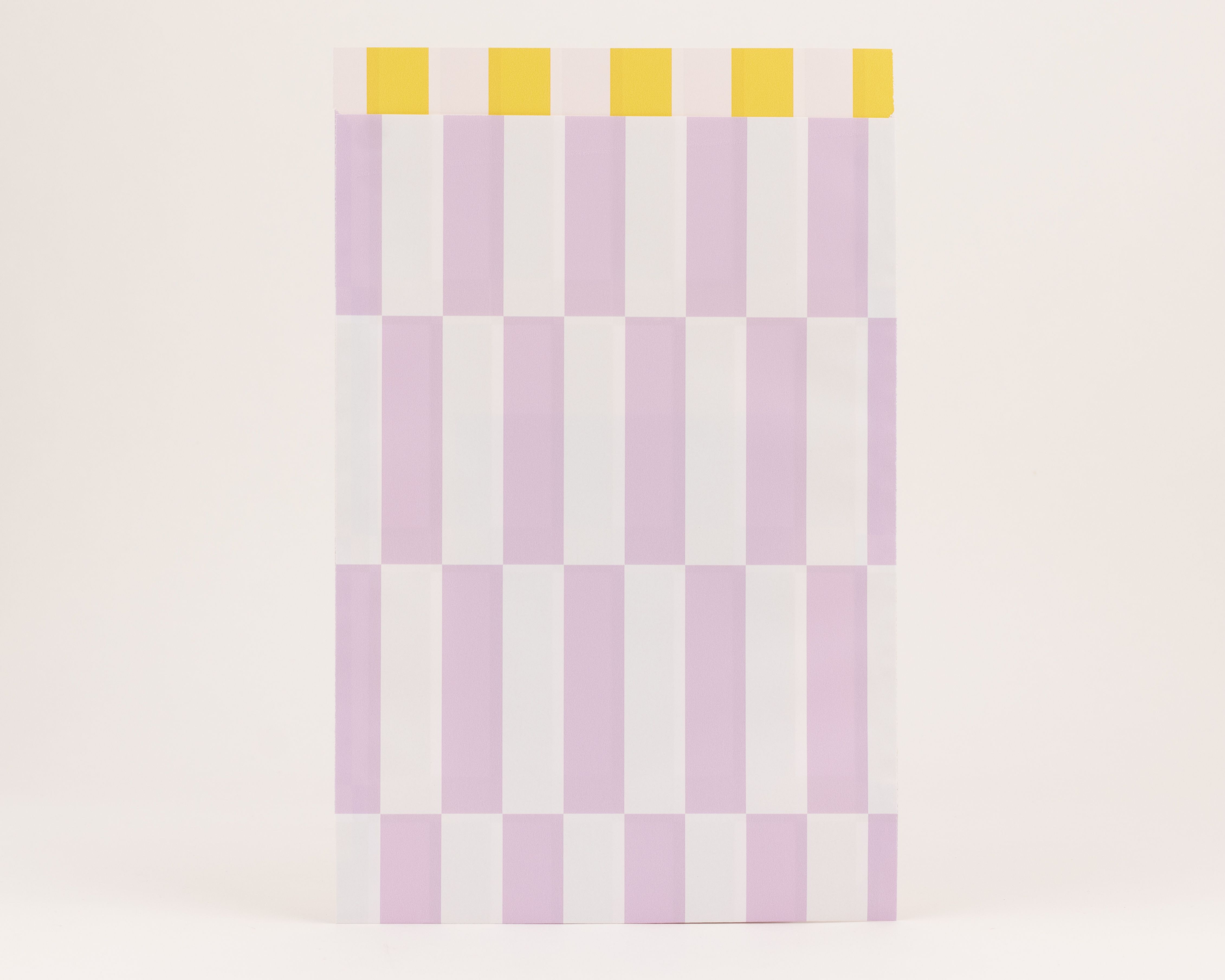 Flachbeutel mit vertikalen Flieder- und Weiß-Streifen auf der Außenseite und horizontalen Gelb- und Weiß-Streifen auf der Innenseite