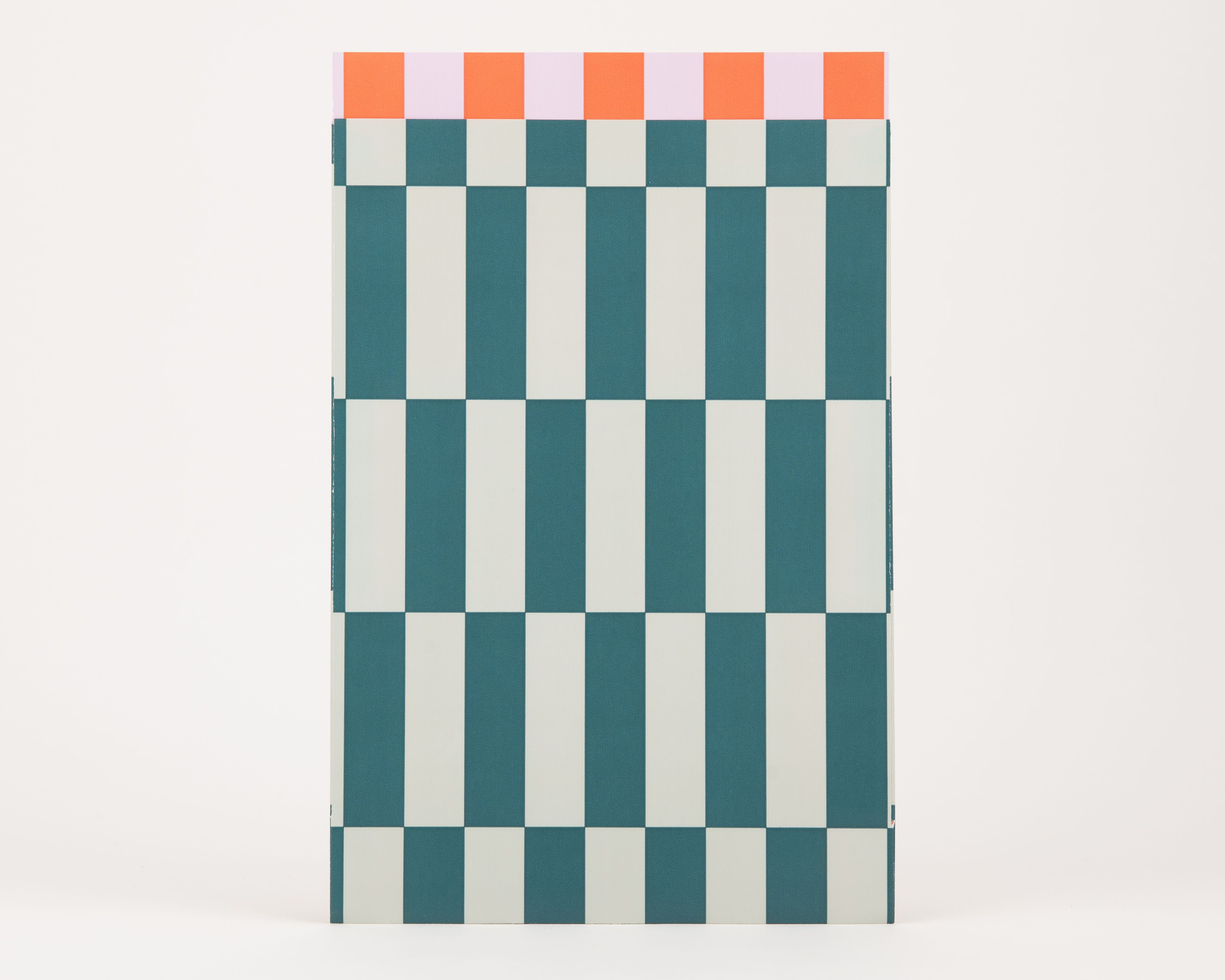 Papiertüten Flachbeutel mit einem Schachbrettmuster in Petrol und Hellgrün, die Innenseite zeigt Quadrate in Hellrosa und Orange