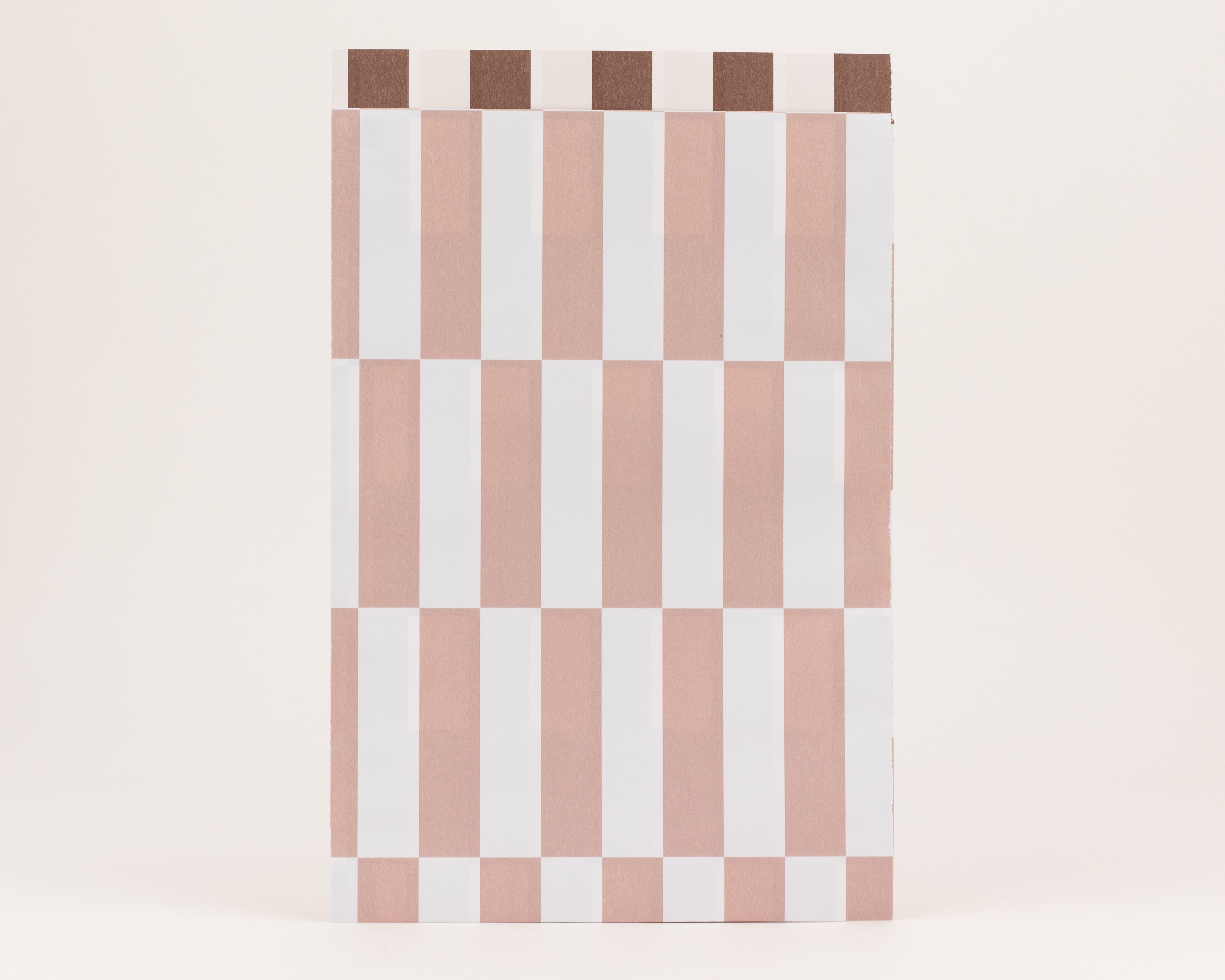 Flachbeutel mit auffälligem Rosa und Weiß gestreiftem Muster auf der Außenseite, die Innenseite zeigt braun-weiße Streifen