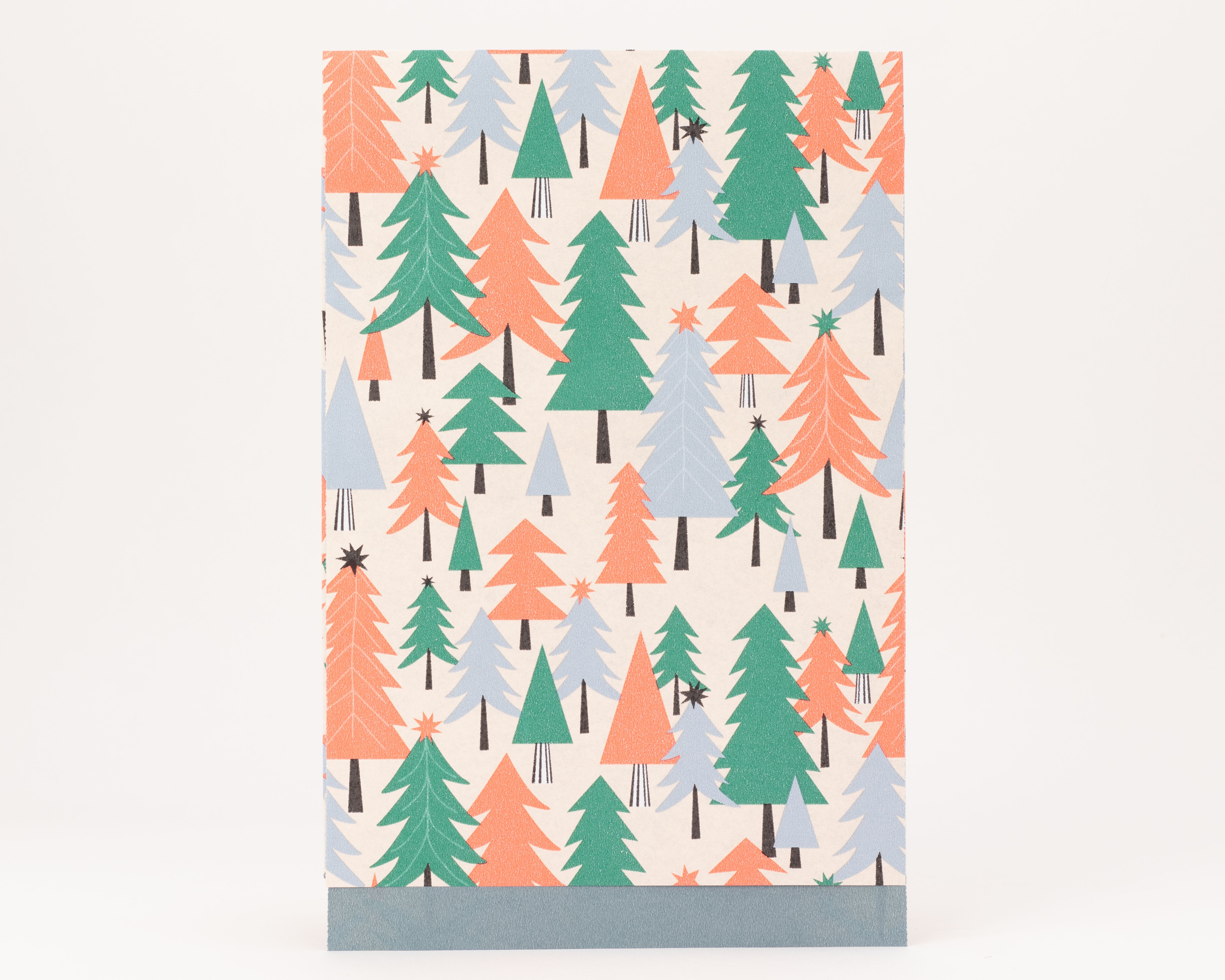 Flachbeutel mit Baummuster in Grün, Neon Orange und Blau auf elfenbeinfarbenem Papier. Die Innenseite ist unifarben blau