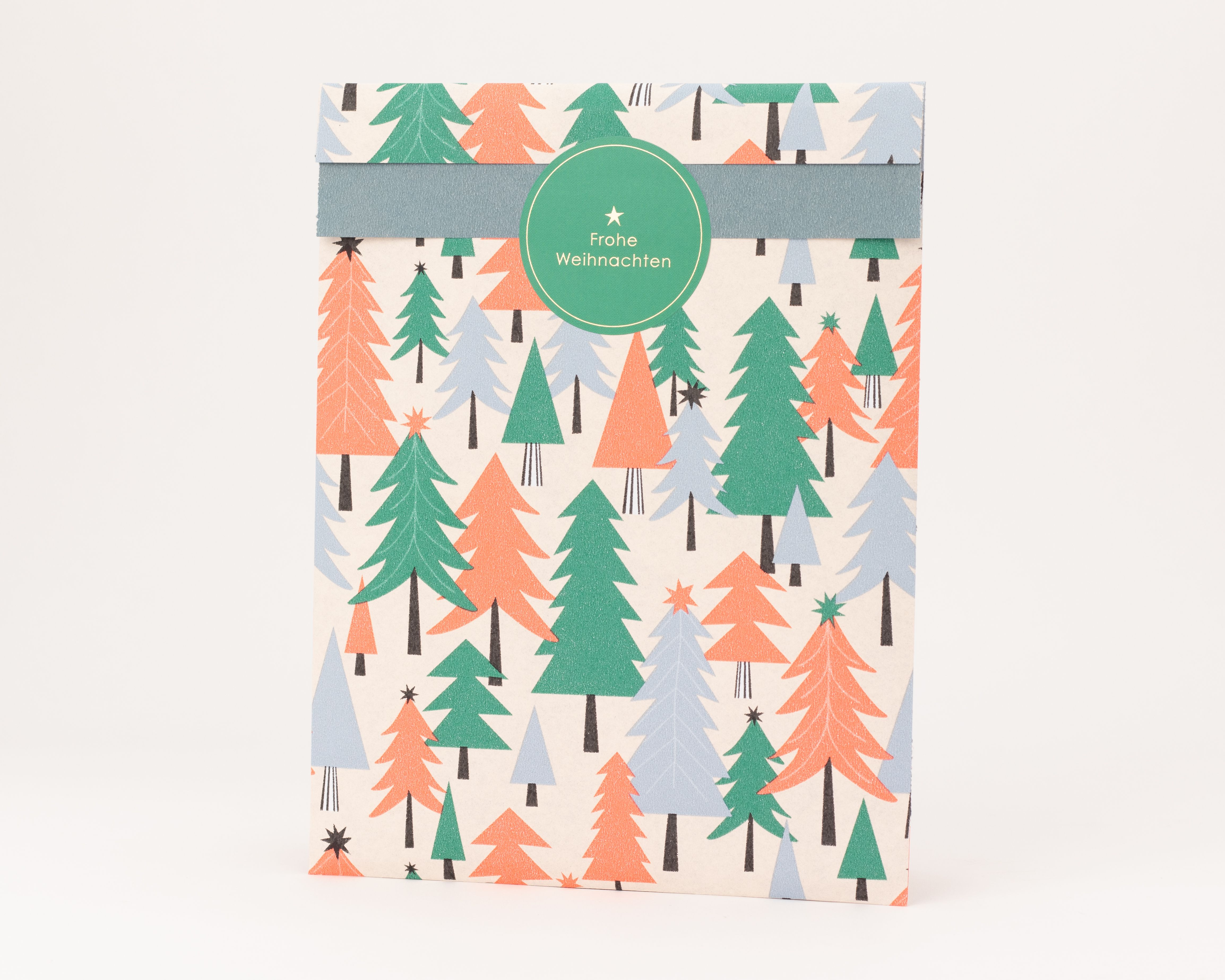 Flachbeutel mit einem farbenfrohen Baummuster in Grün, Neon Orange und Blau auf elfenbeinfarbenem Grund, die Innenseite ist blau