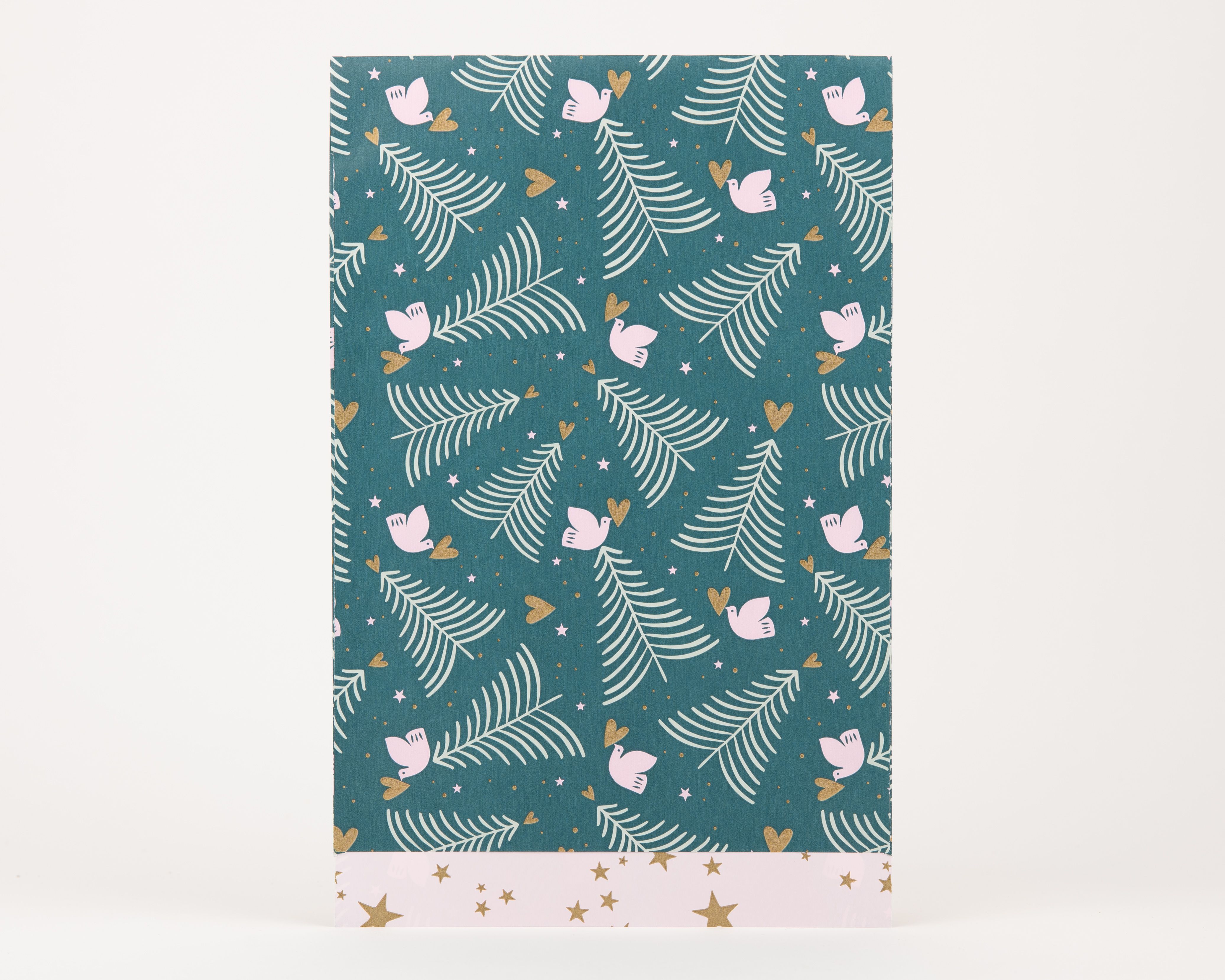 Papiertüten Flachbeutel in Petrol mit weißen Tannen, rosa Tauben, Sternen und goldenen Herzen. Die Innenseite ist rosa mit goldenen Sternen