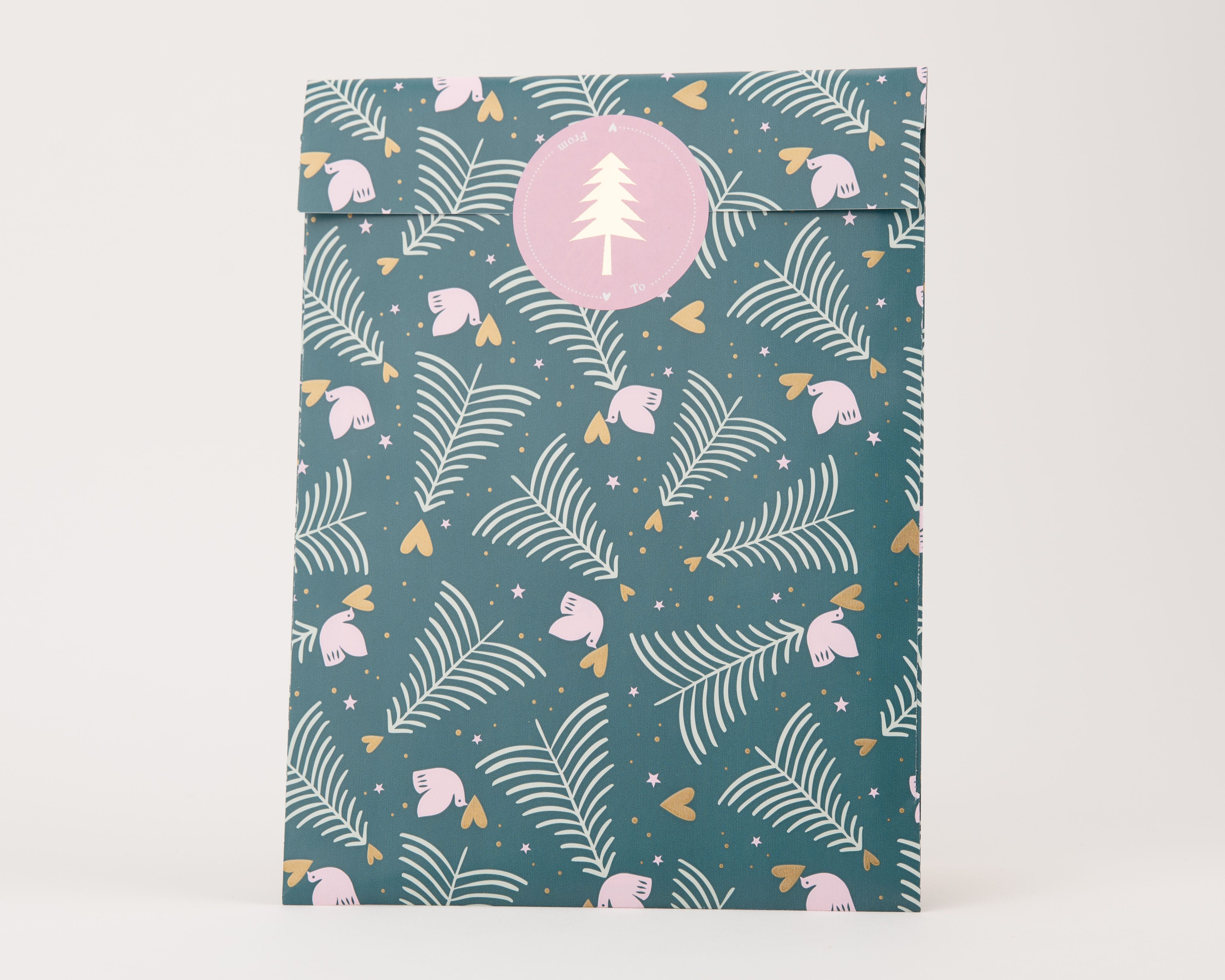 Papiertüten Flachbeutel in Petrol mit weißen Tannenmotiven, rosa Vögeln und goldenen Herzen. Die rosa Innenseite wird von einem runden rosa Aufkleber mit goldenem Tannenbaum geziert.