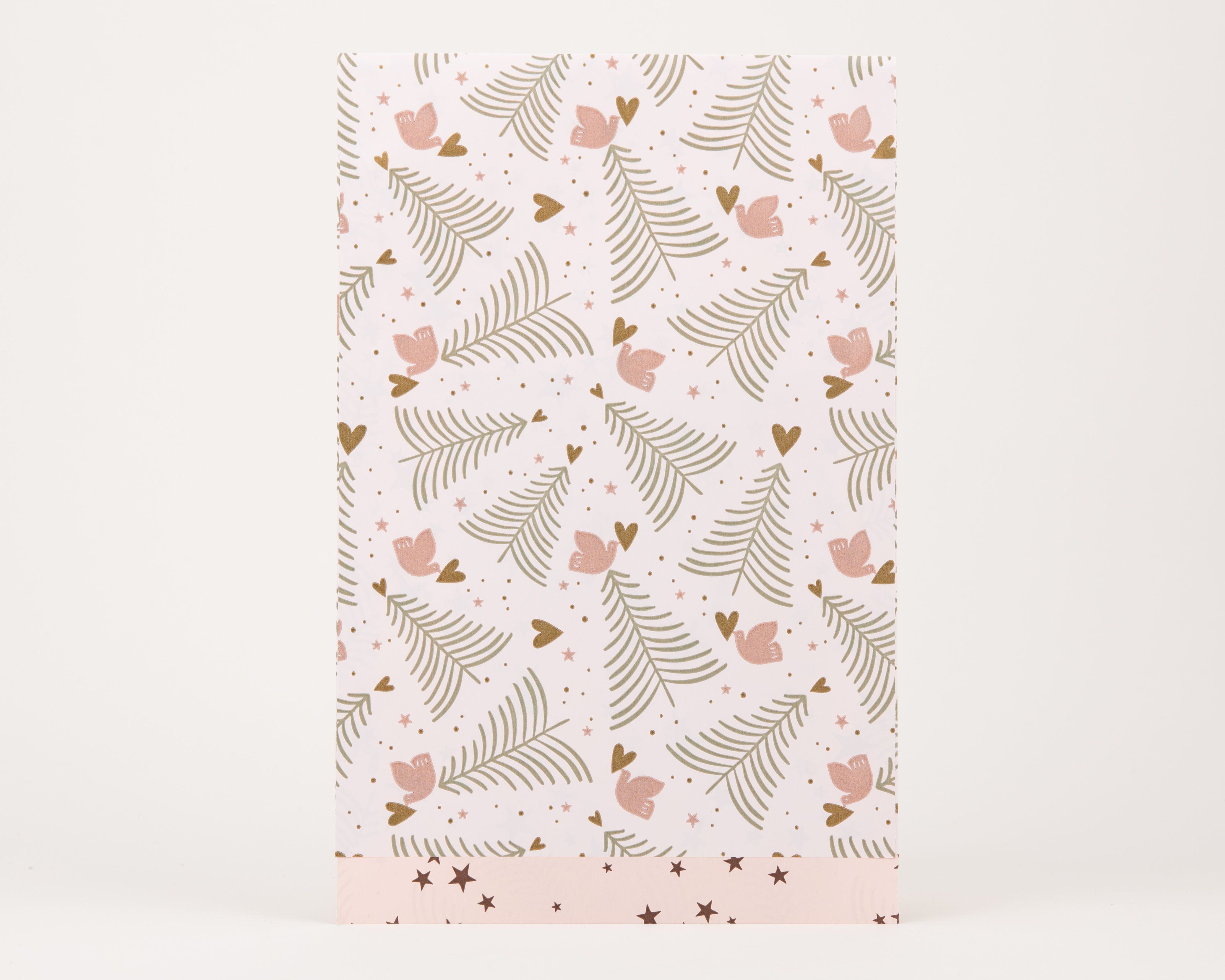 Papiertüten Flachbeutel Puderrosa mit grün-goldenen Tannen, rosafarbenen Vögeln und goldenen Herzen. Die Innenseite ist Rosa mit goldenen Sternen.