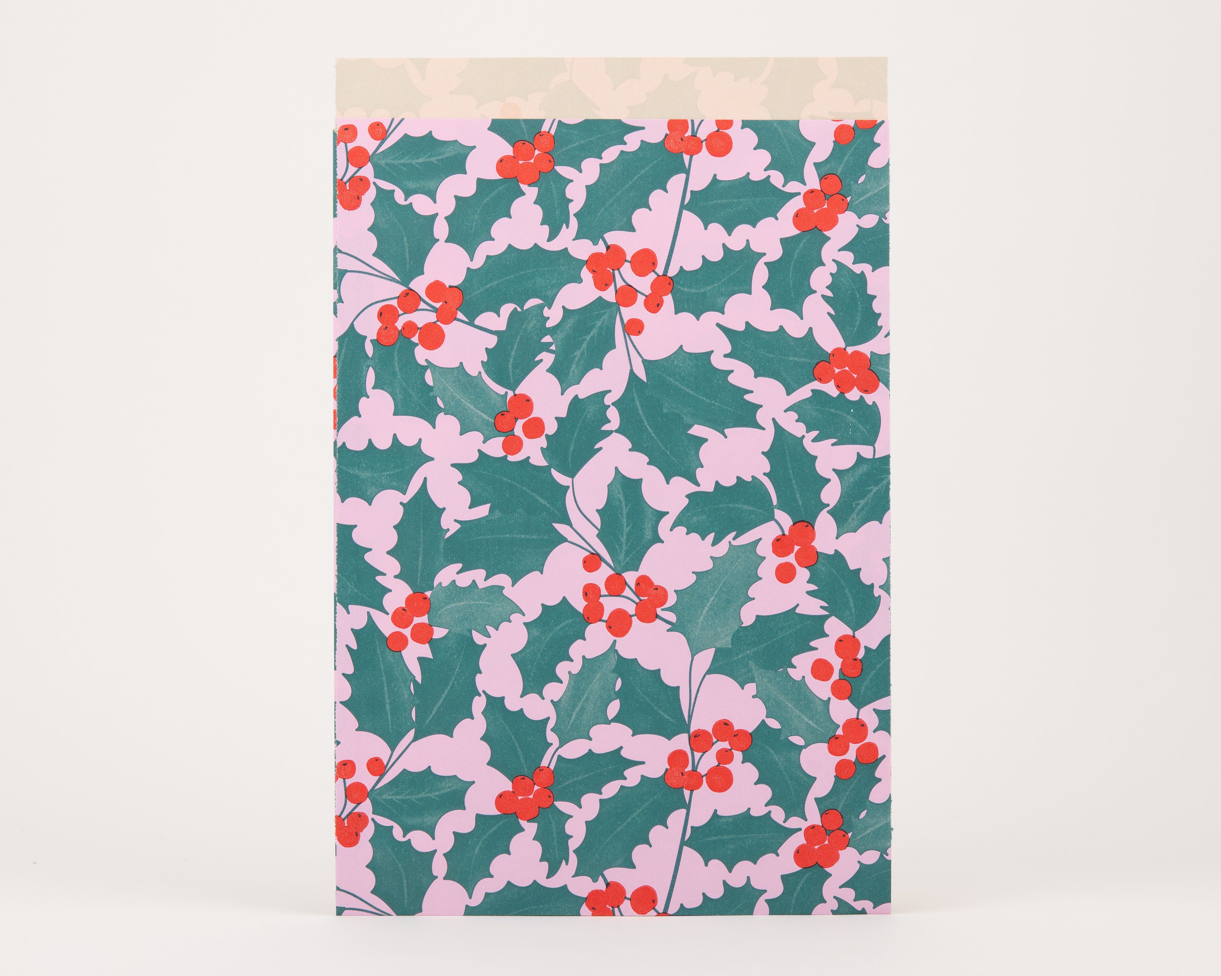 Papiertüten Flachbeutel mit Ilex-Muster in Rosa, Grün und Rot auf der Außenseite, die Innenseite ist Beige mit dezentem Blattmuster