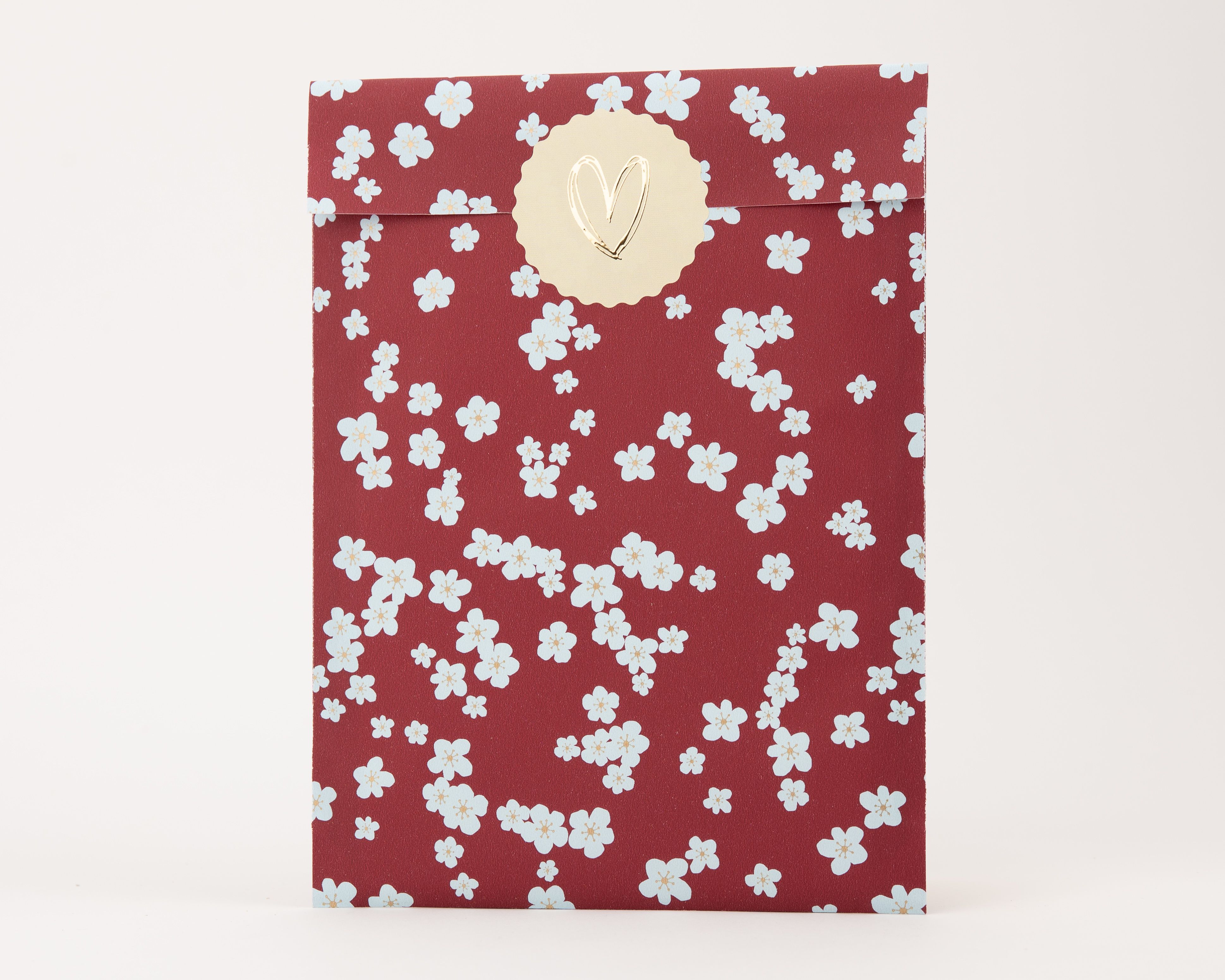 Papiertüten Flachbeutel in Weinrot mit einem Muster aus hellblauen Kirschblüten die Außenseite und Innenseite sind farblich identisch gestaltet