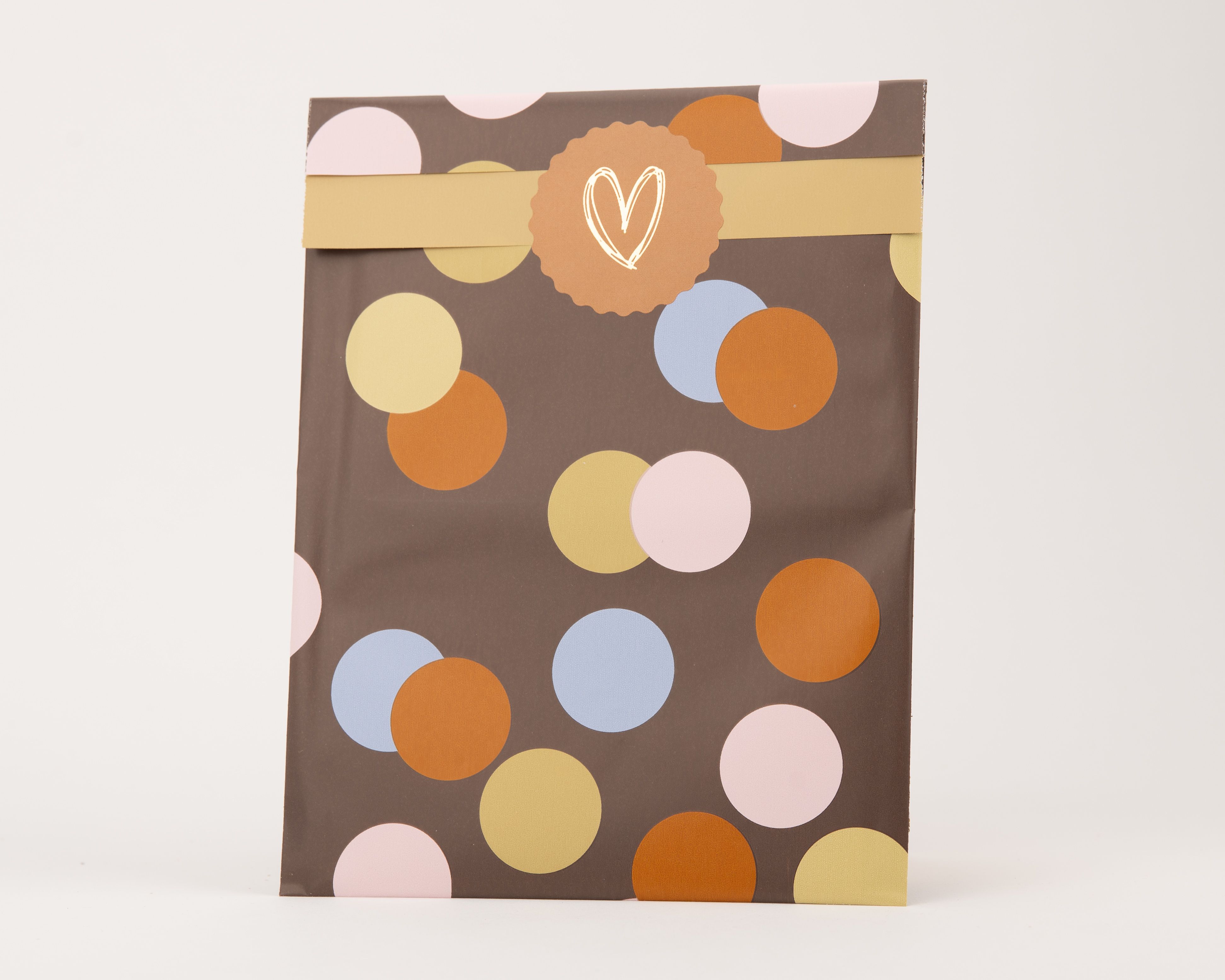 Papiertüten Flachbeutel mit brauner Außenseite und einem Konfetti-Muster in Gold, Hellblau, Orange und Beige. Die Innenseite ist beige