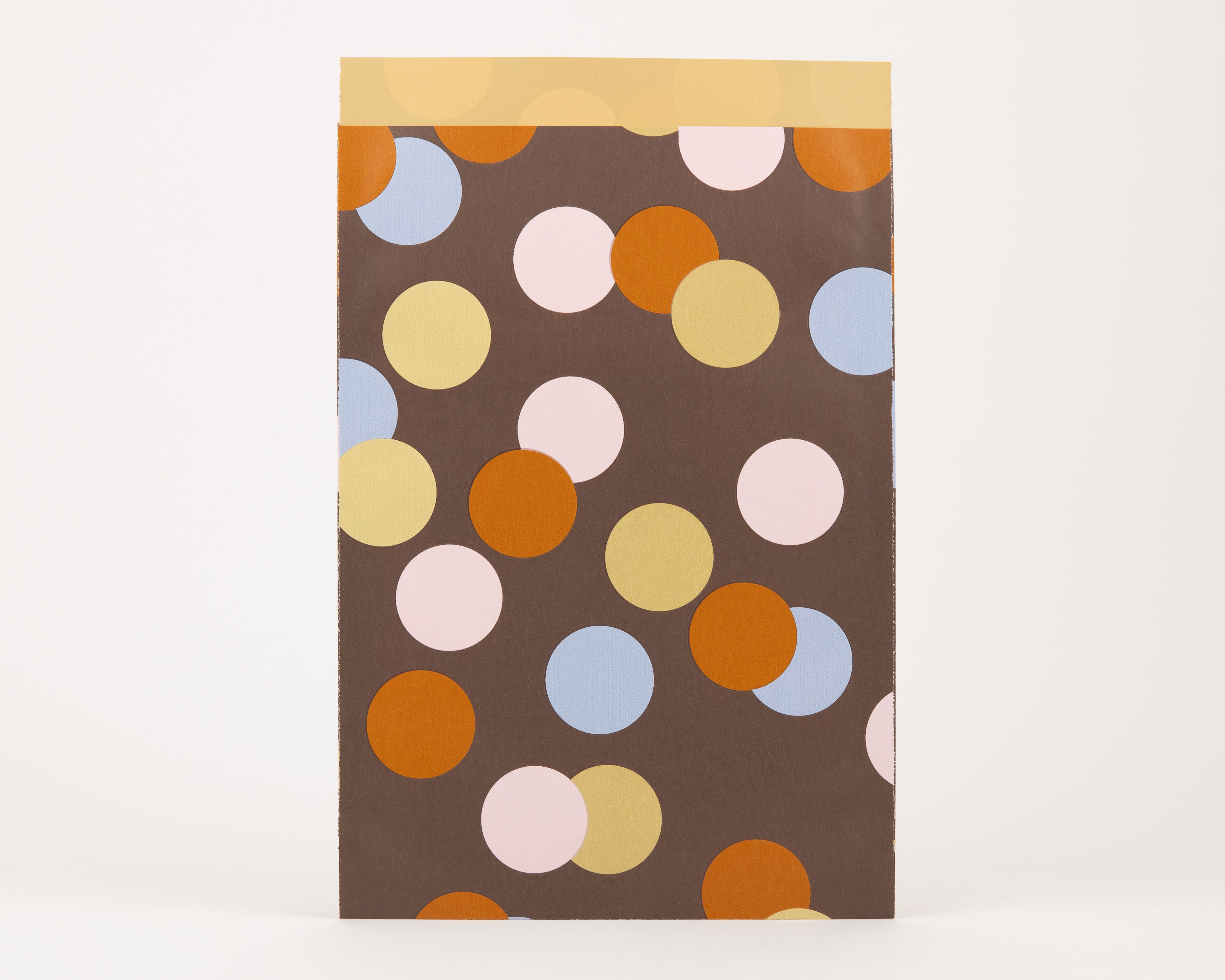 Papiertüten Flachbeutel in Braun mit Konfetti-Muster in Gold, Hellblau, Orange und Beige, die Innenseite ist Gold