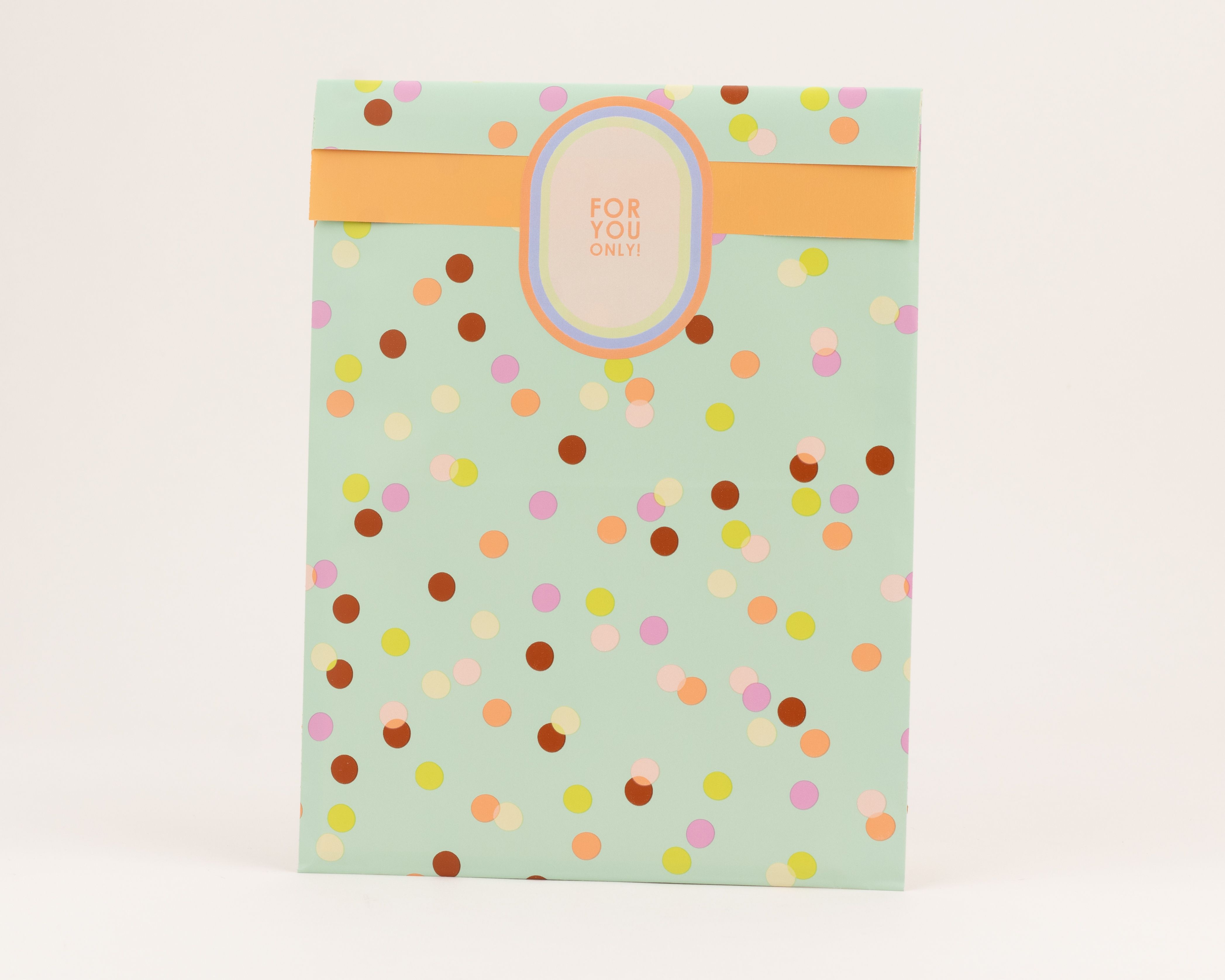 Flachbeutel in Minzgrün mit einem bunten Konfetti-Muster in Orange, Braun, Gelb und Pink. Die Innenseite ist einfarbig orange.