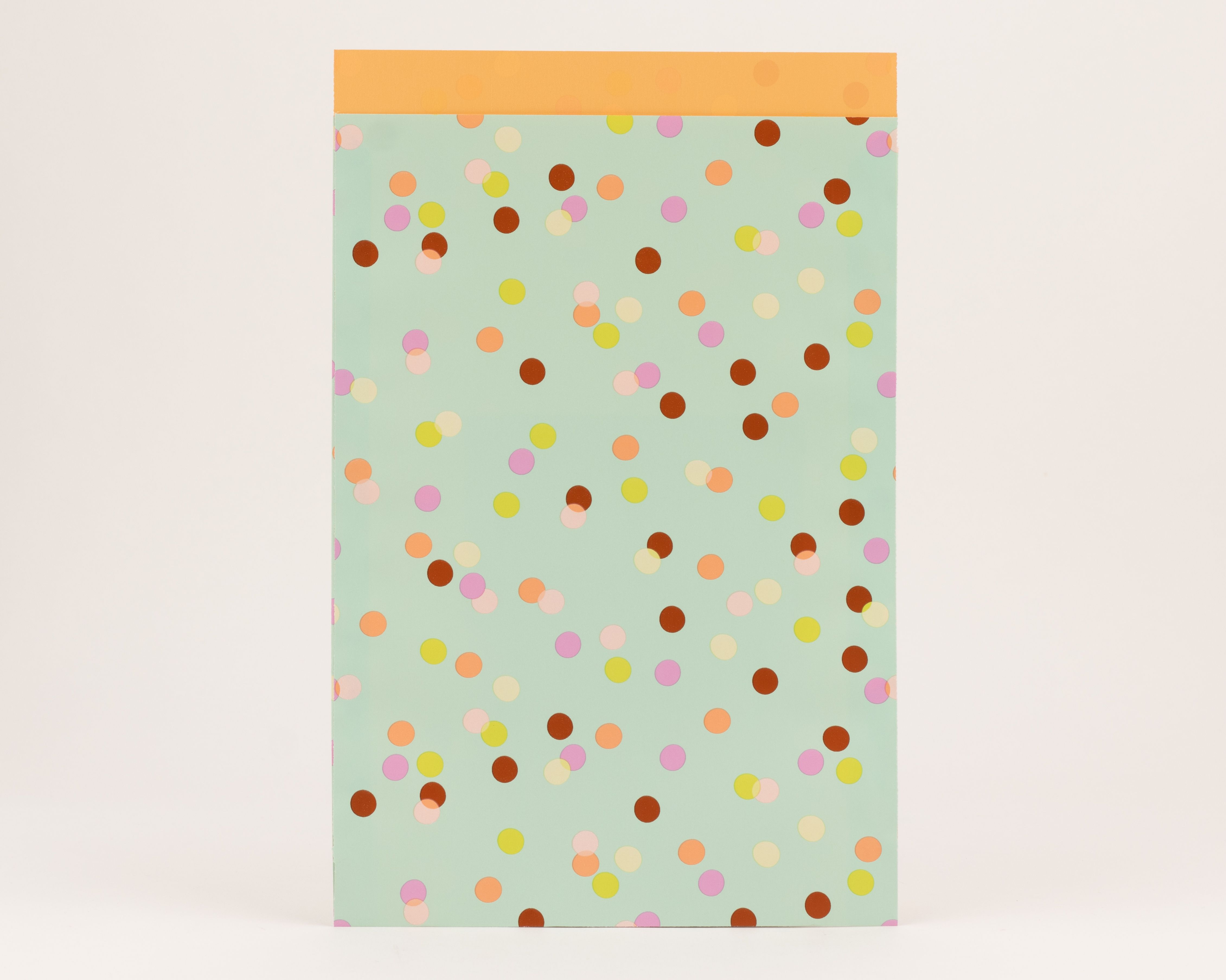Flachbeutel mit minzgrünem Hintergrund und einem bunten Konfetti-Muster in Orange, Braun, Gelb und Pink. Die Innenseite ist orangefarben