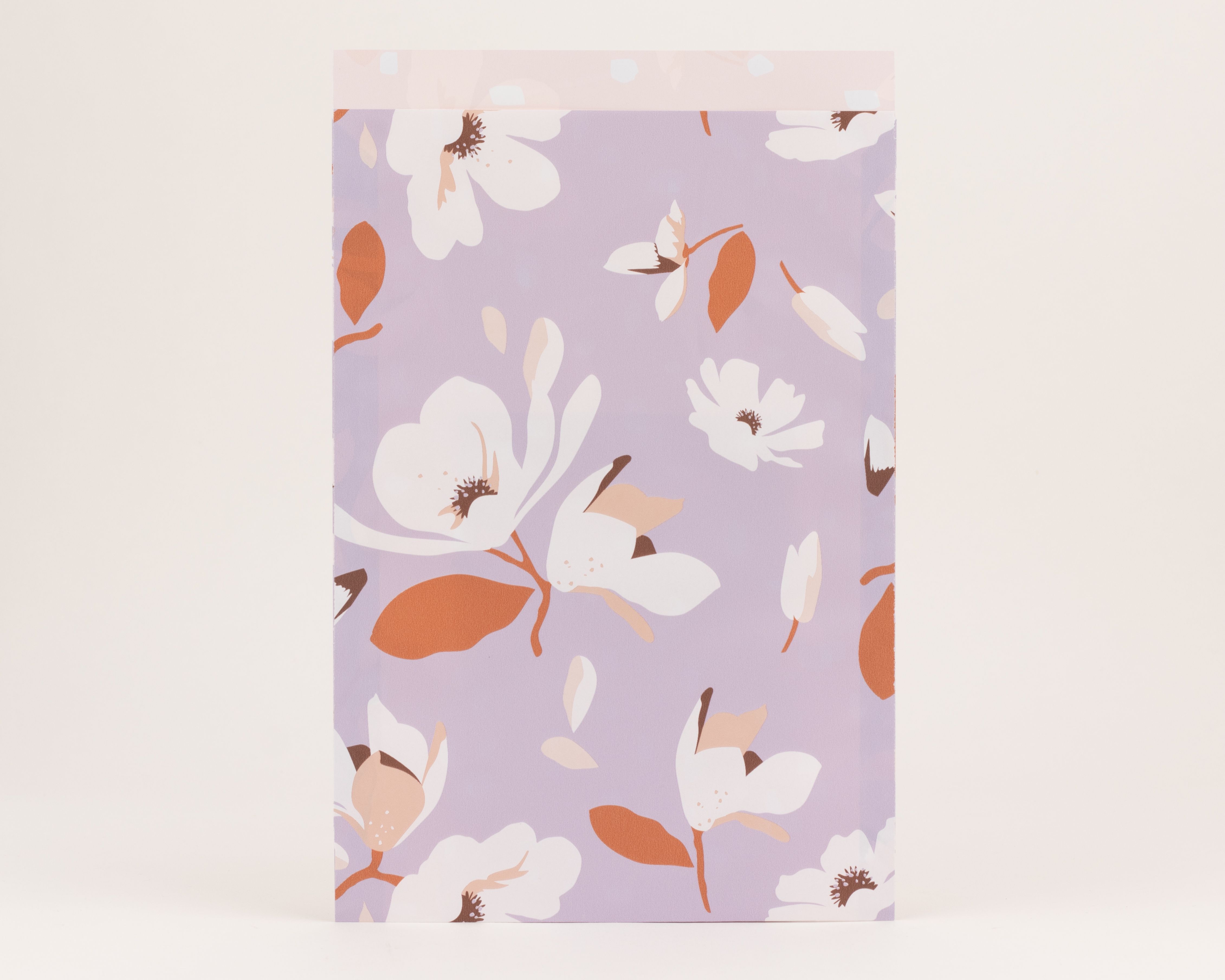 Flachbeutel mit einem Magnolien- und Flieder-Blumenmuster in Flieder, Weiß, Beige, Rost und Braun Die Innenseite ist beige