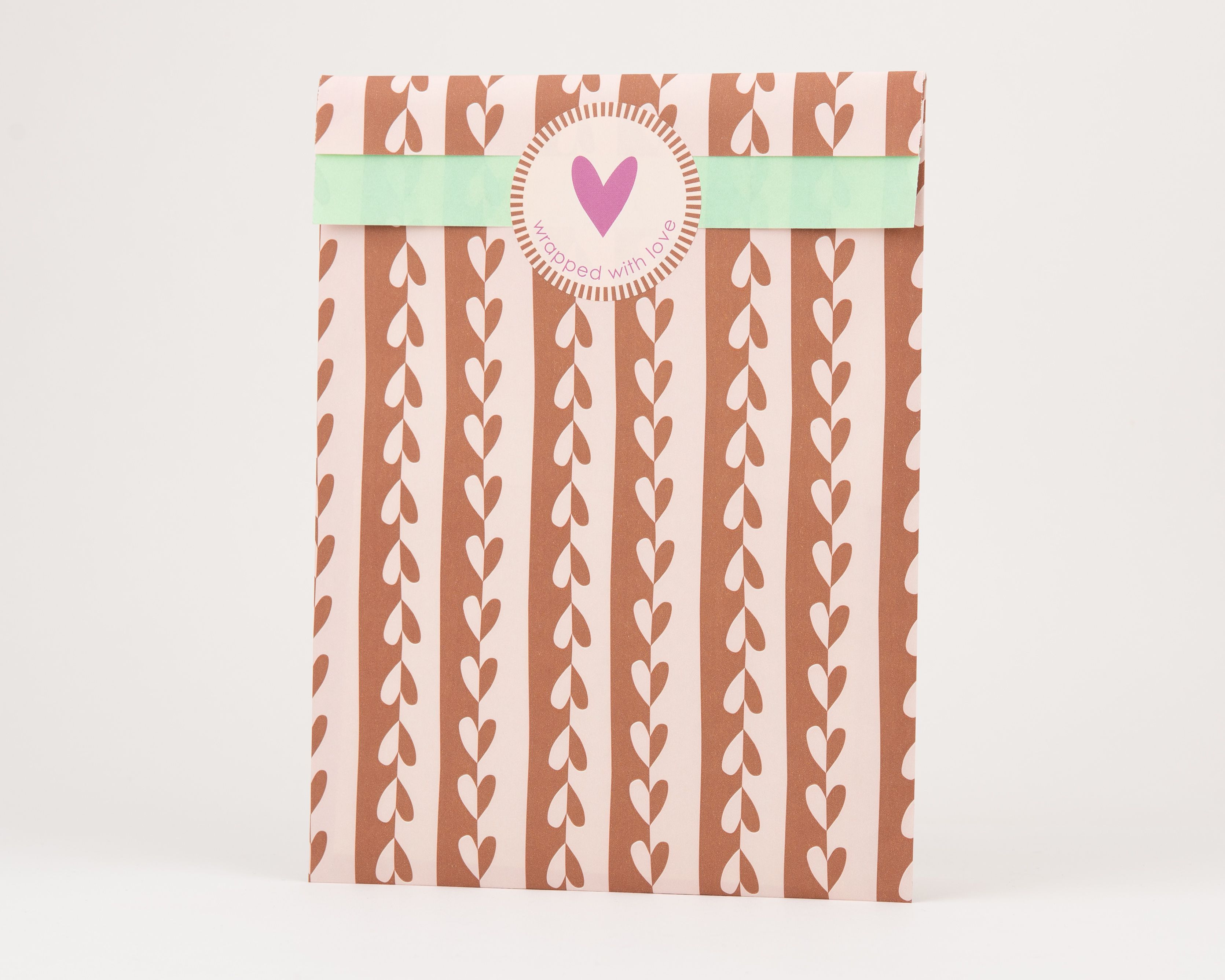 Papiertüten Flachbeutel mit vertikalem braun-rosa Herzmuster auf der Außenseite, die Innenseite des Papiers ist in Minze gehalten
