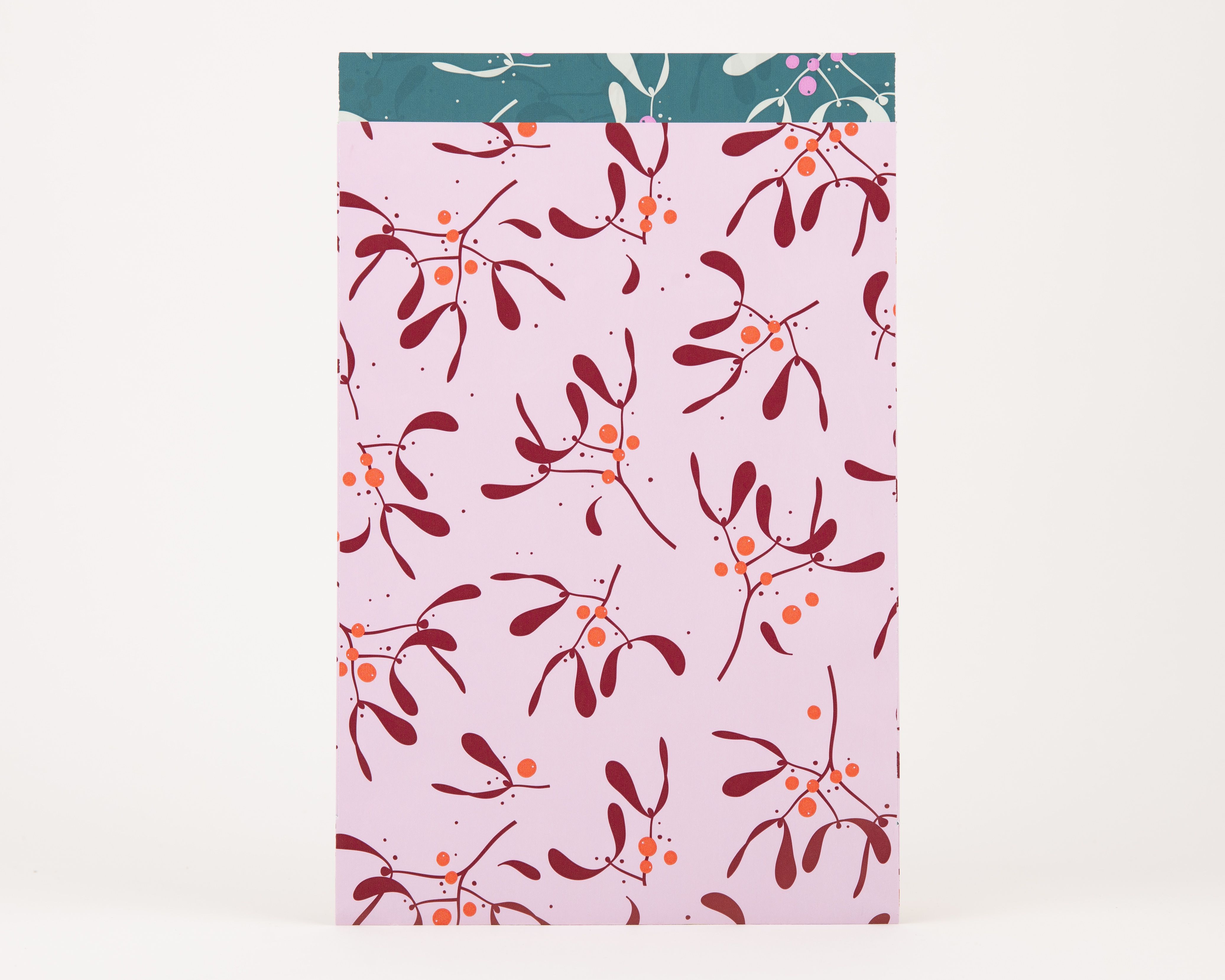 Papiertüten Flachbeutel mit Mistelzweig-Muster in Hellrosa, Weinrot und Orange. Die Innenseite zeigt ein Petrol-Design mit weißen und magenta Zweigen