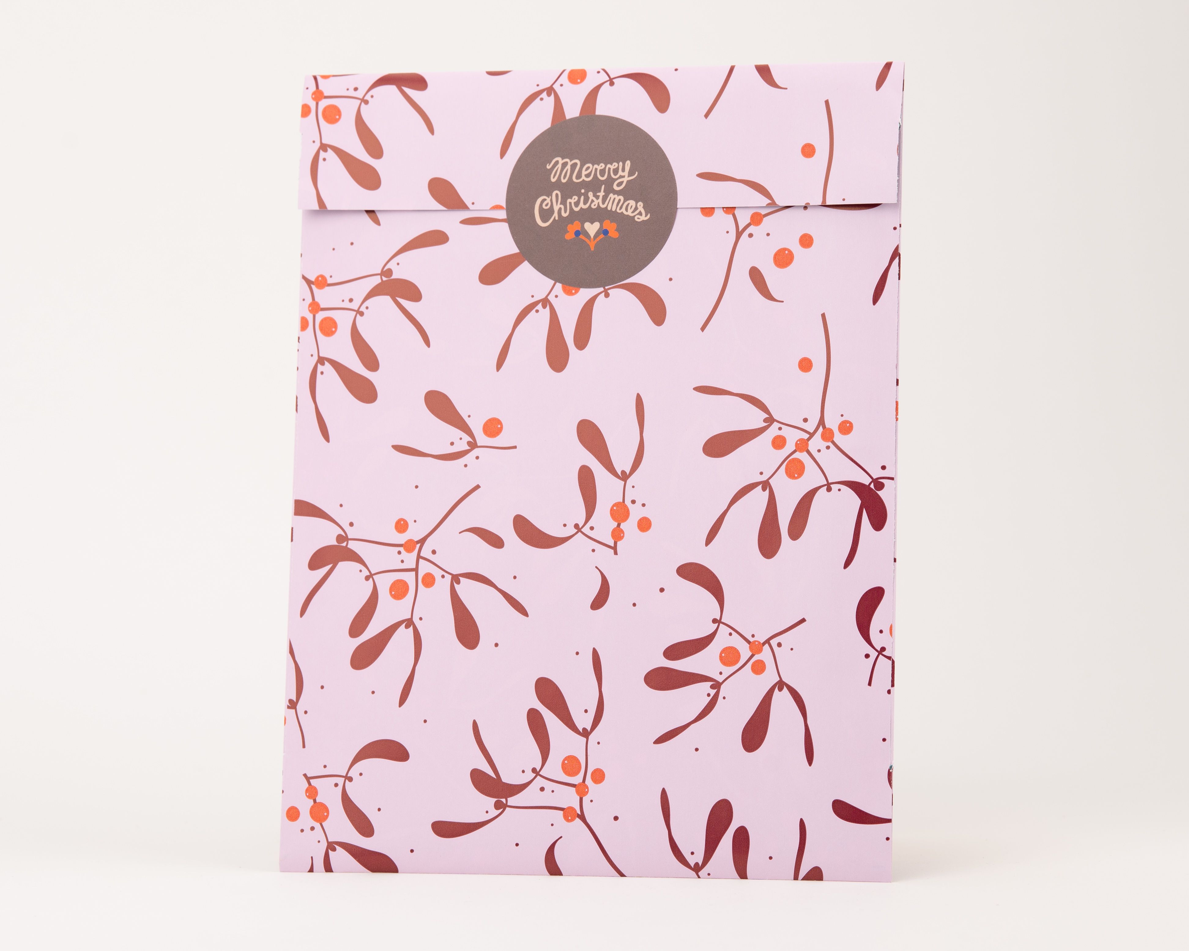 Papiertüten Flachbeutel mit einem Mistelzweigmotiv in Hellrosa, mit weinroten Blättern und orangen Beeren, die Innenseite ist hellrosa