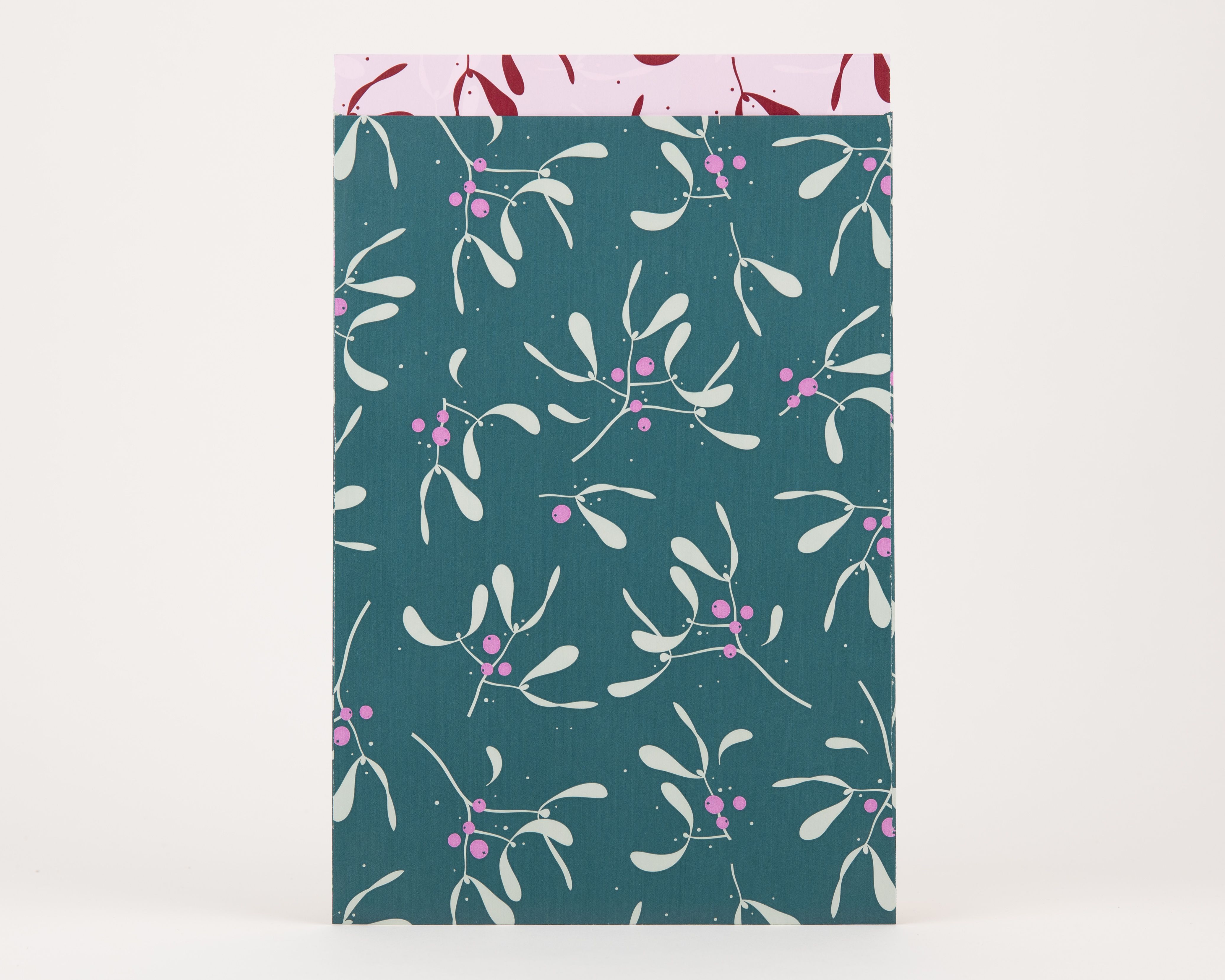 Papiertüten Flachbeutel mit Mistelzweig-Muster in Petrol, Hellgrün und Magenta, die Innenseite zeigt rosa und weinrote Zweige