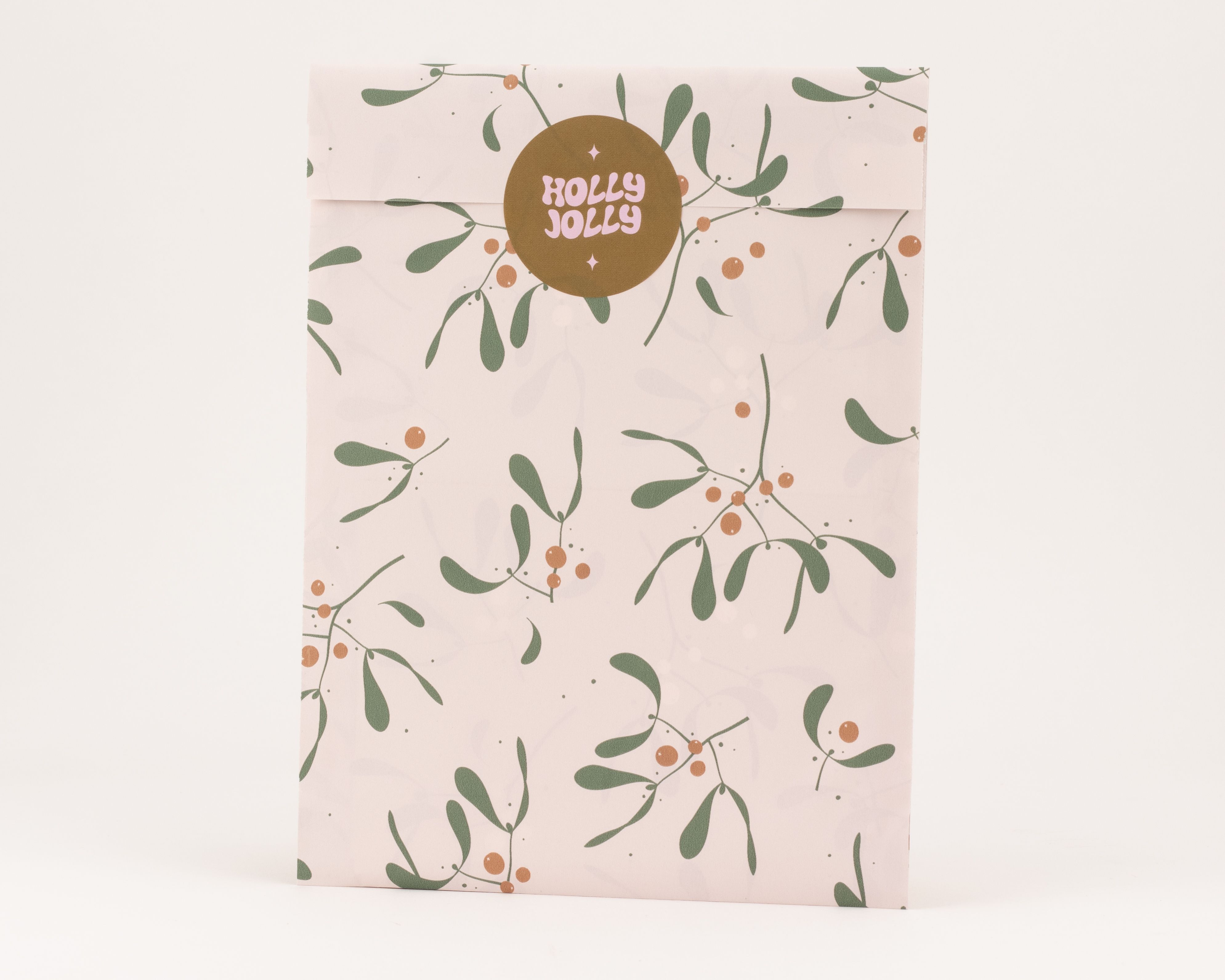 Flachbeutel mit einem Muster aus Mistelzweigen in Olivgrün und Beeren in Zimt auf rosa Hintergrund. Die Innenseite ist ebenfalls rosa