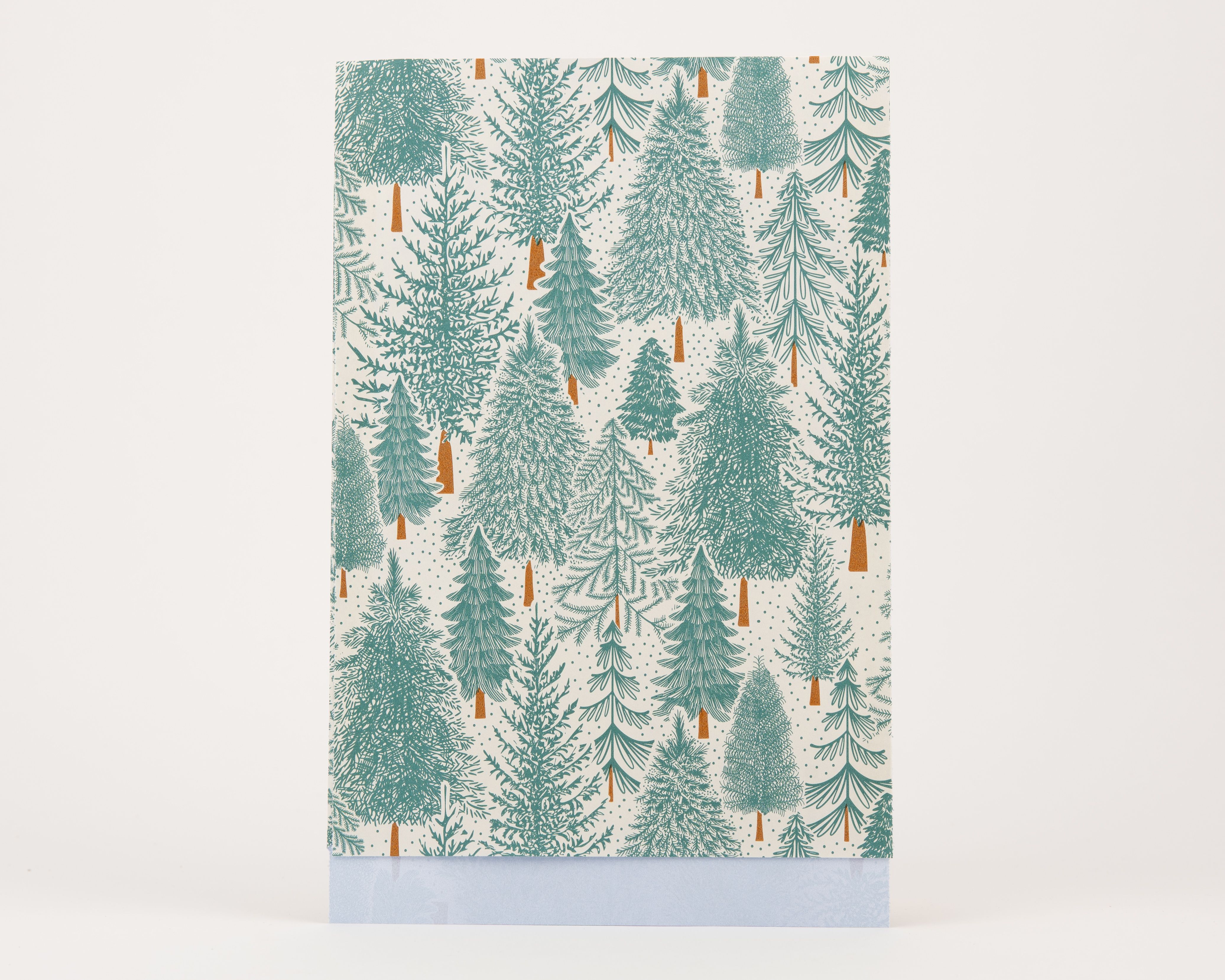 Papiertüten Flachbeutel mit nordischem Winterdesign zeigen grüne Tannenbäume und hellbraune Stämme auf hellem Grund, die Innenseite ist hellblau