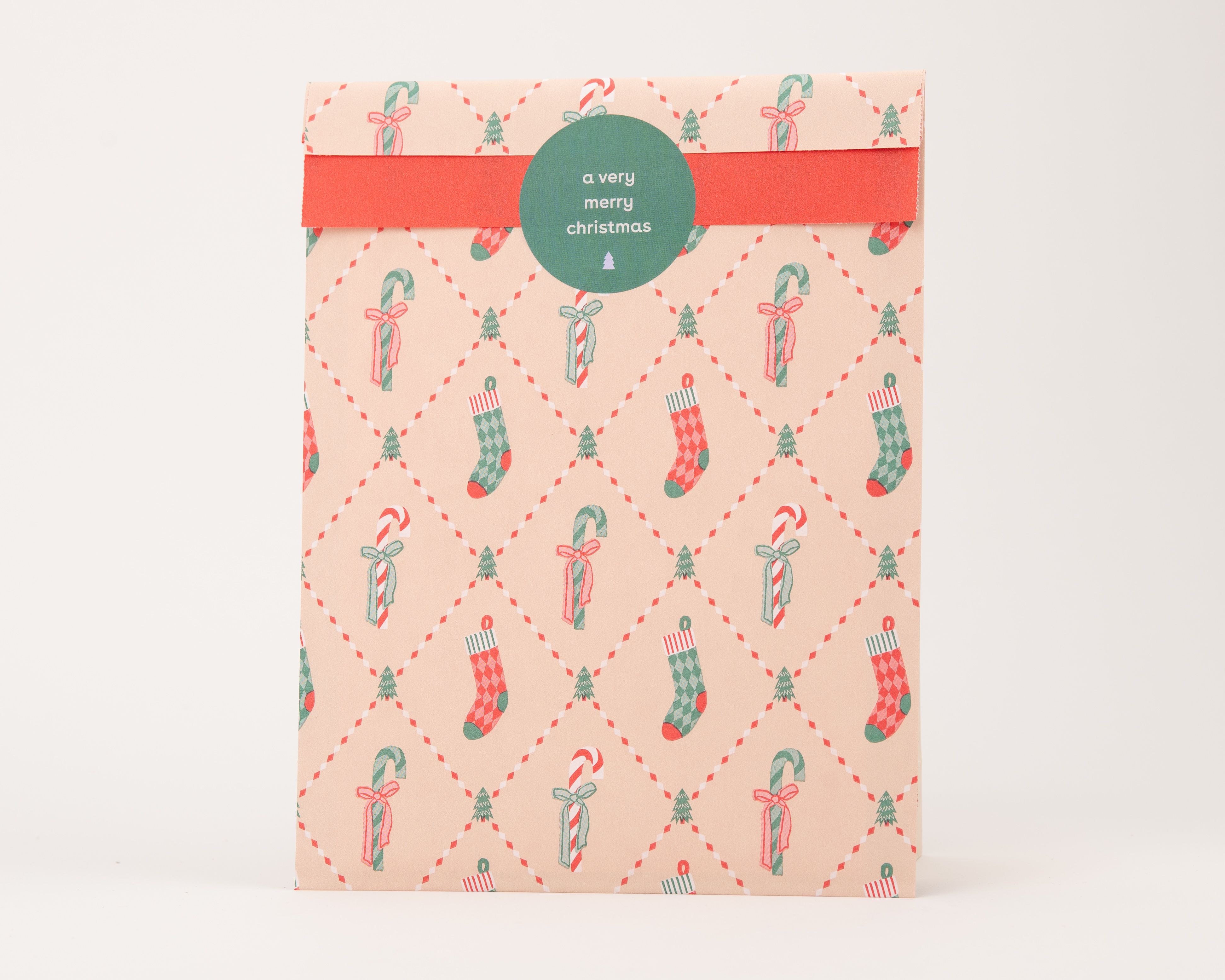 Papiertüten Flachbeutel in Beige mit Retro-Weihnachtsmuster in Rot und Grün, sowie einer roten Innenseite mit grünem Aufkleber