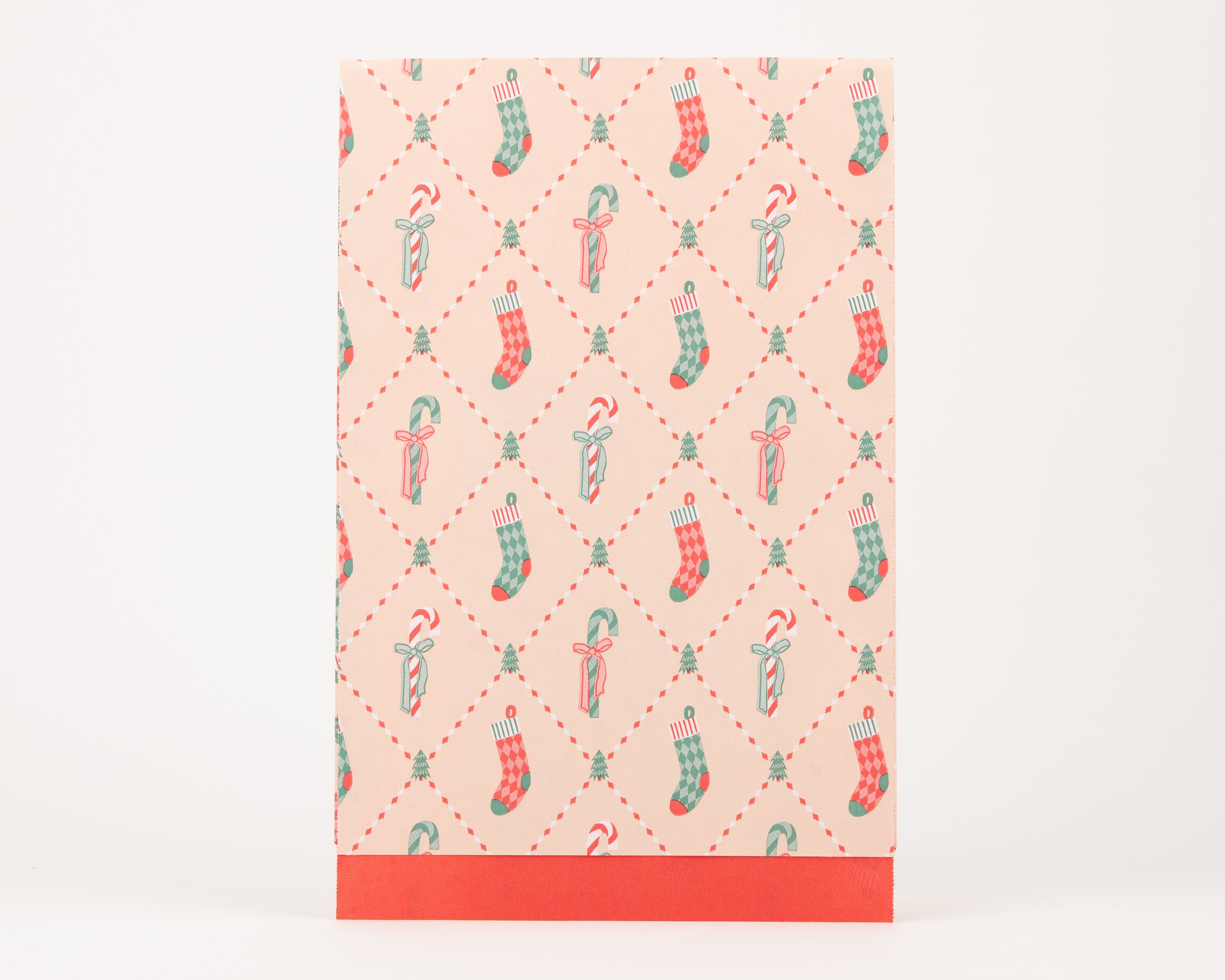 Papiertüten Flachbeutel mit beigem Hintergrund und einem Retro Weihnachtsmuster aus roten, grünen Motiven. Die Innenseite zeigt ein kräftiges Rot
