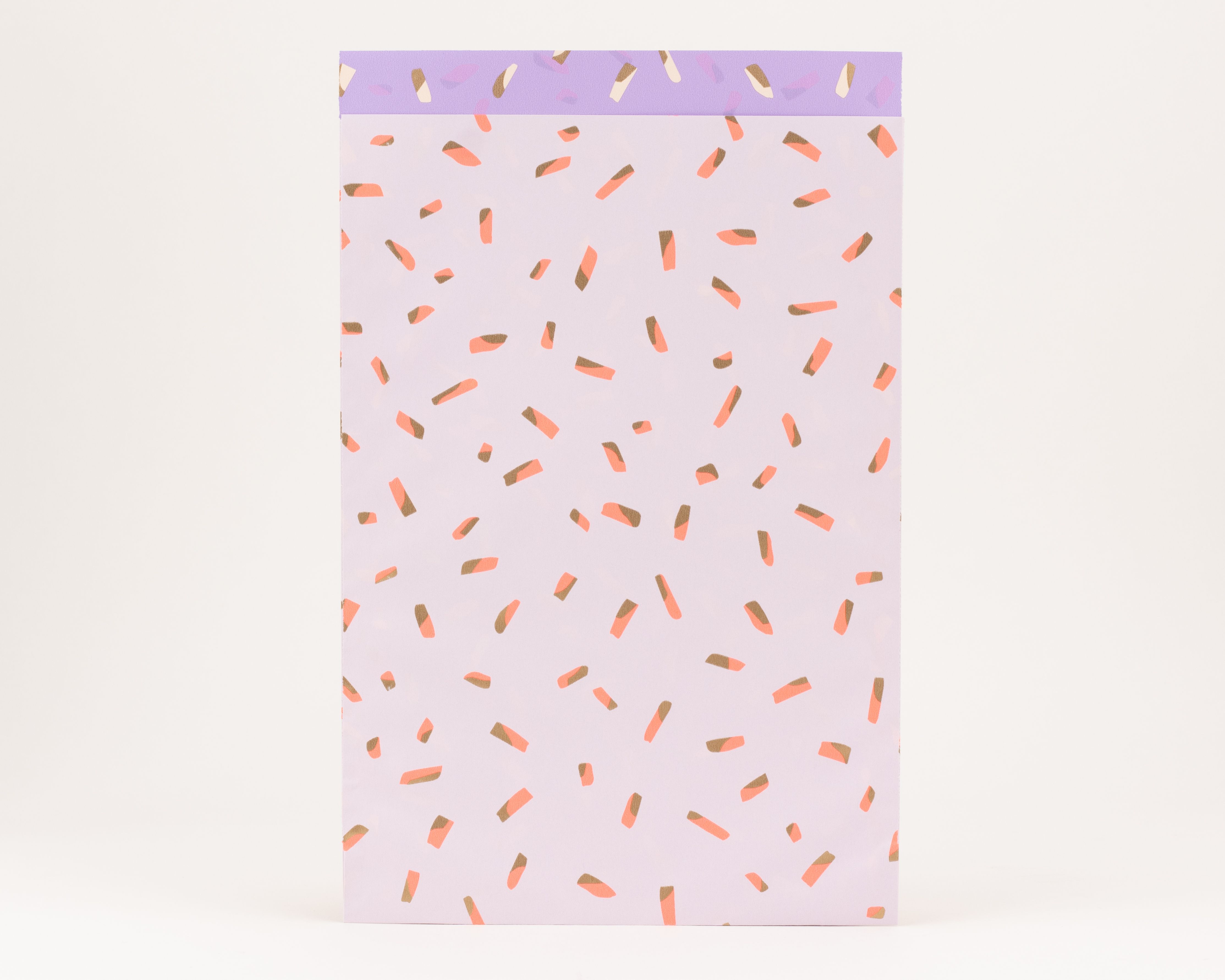Flachbeutel in hellem Flieder mit Koralle- und Gold-Sprinkles-Muster, die sichtbare Innenseite ist ebenfalls hellfliederfarben mit Sprinkles
