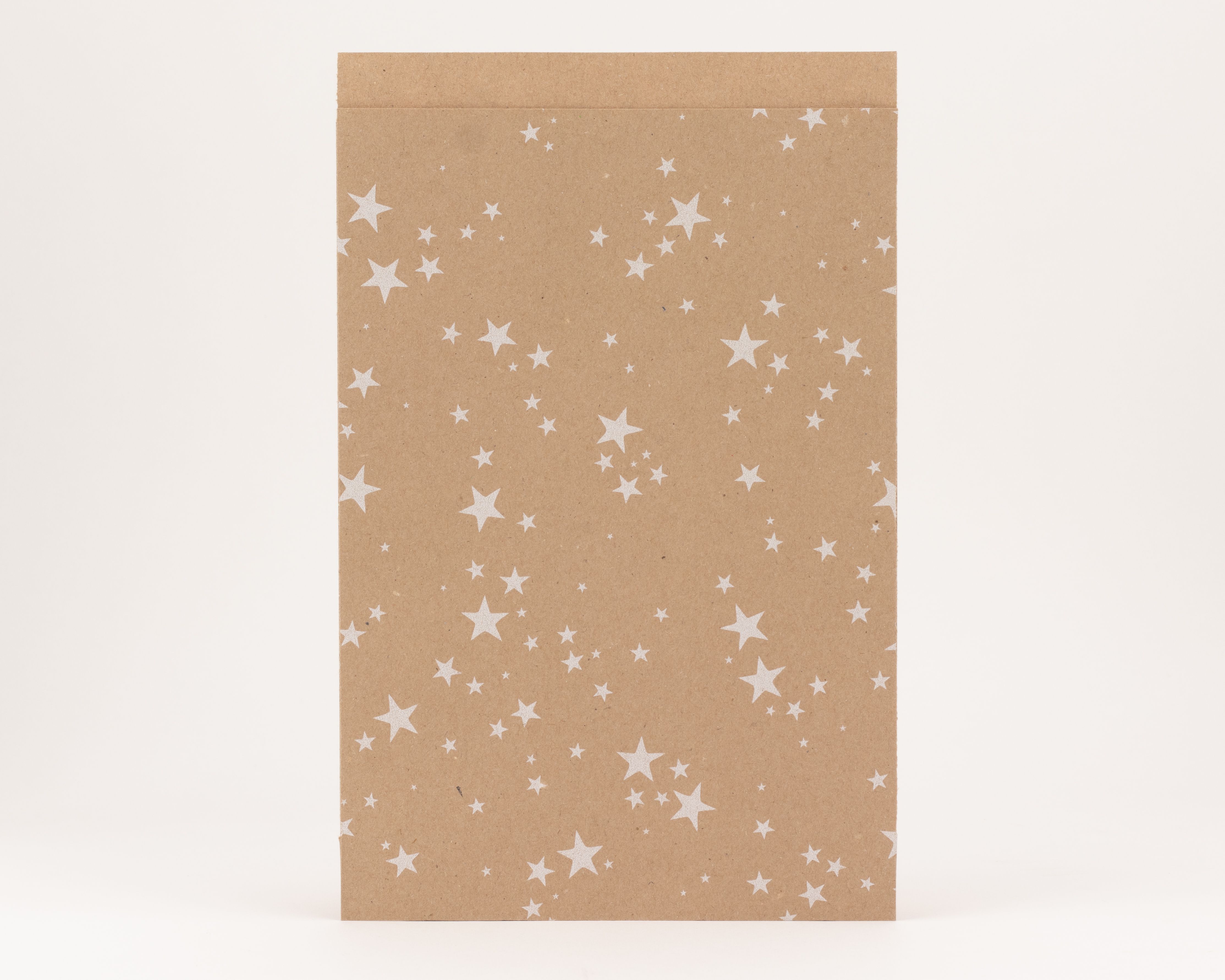 Flachbeutel aus Kraftpapier mit weißem Sternenmuster, die Innenseite ist naturfarben Kraft