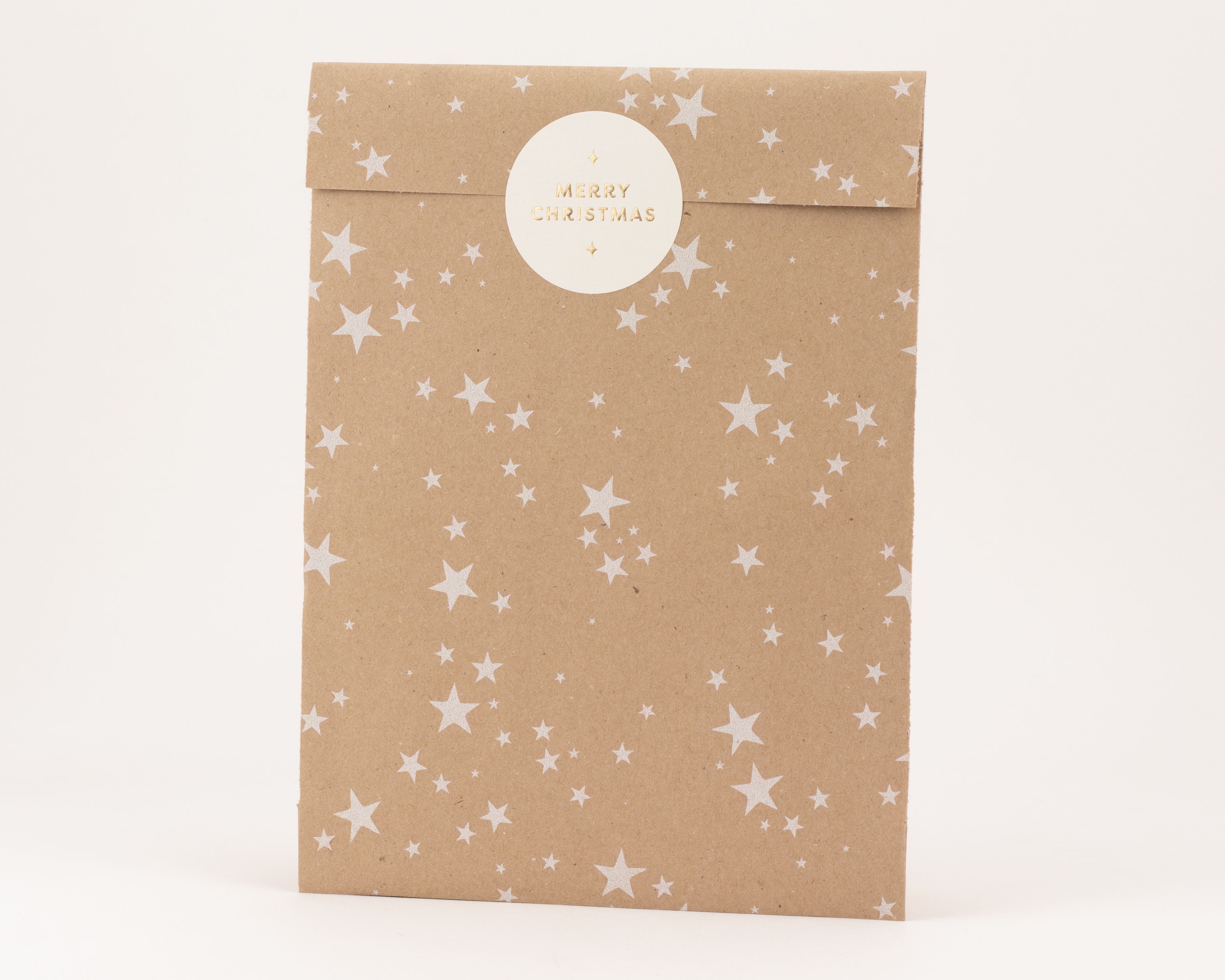 Flachbeutel aus Kraftpapier mit einem Muster aus vielen weißen Sternen und einer Innenseite in passender Kraftfarbe