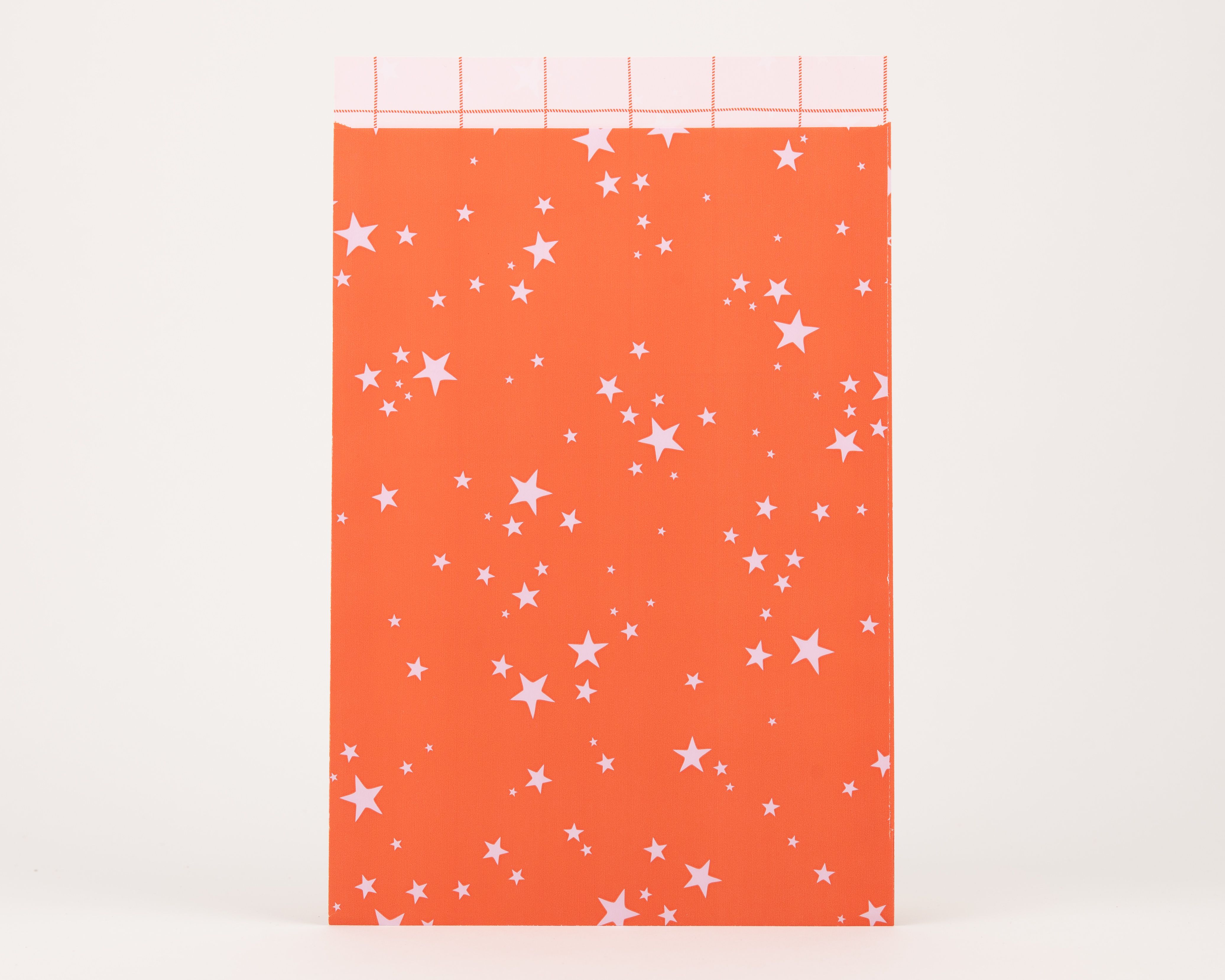 Papiertüten Flachbeutel in Orangerot mit weißen Sternen und einer Innenseite in Rosa mit einem feinen Karomuster