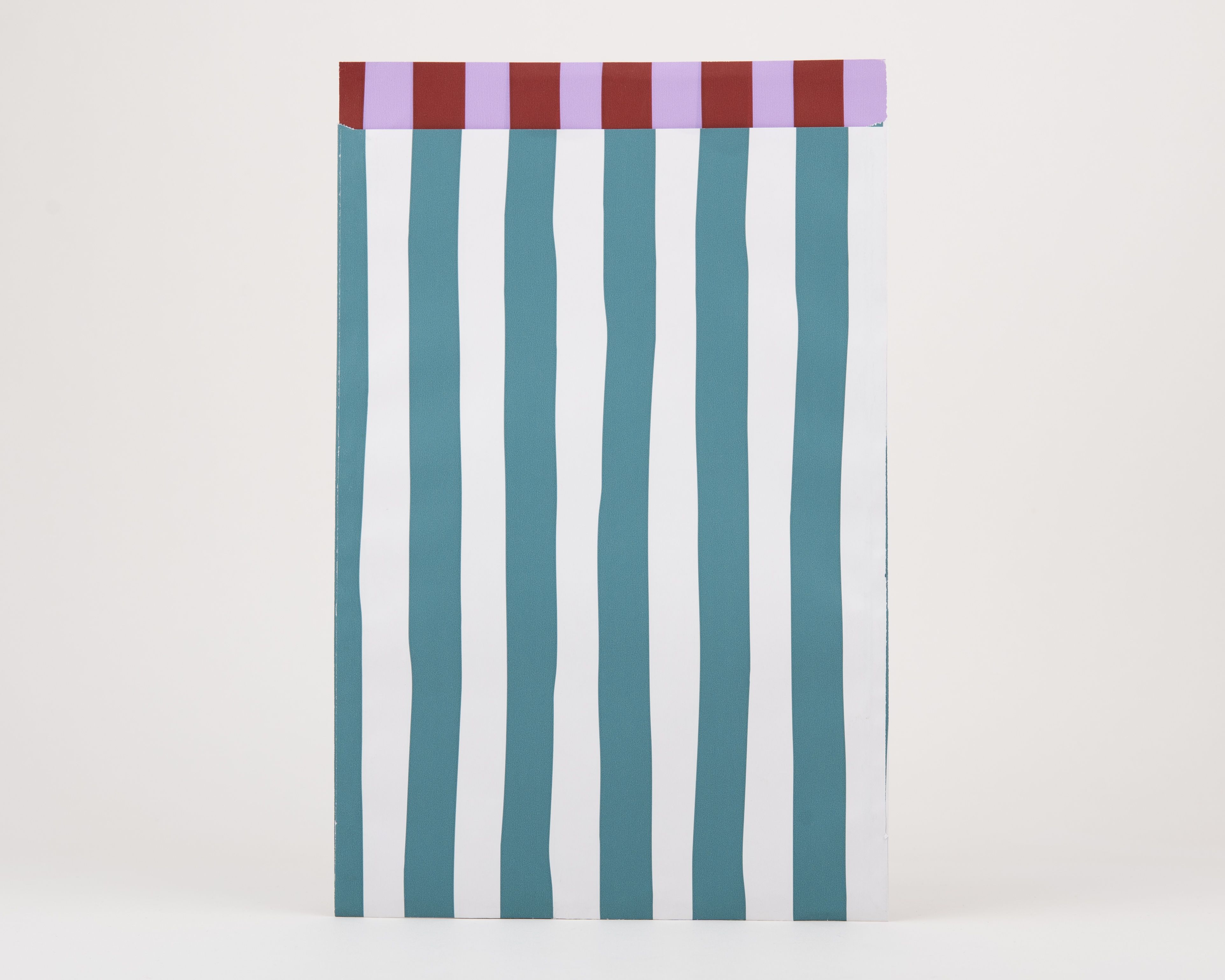 Papiertüten Flachbeutel mit vertikalen Streifen in Blau und Weiß, die Innenseite zeigt horizontale Streifen in Burgunderrot und Violett