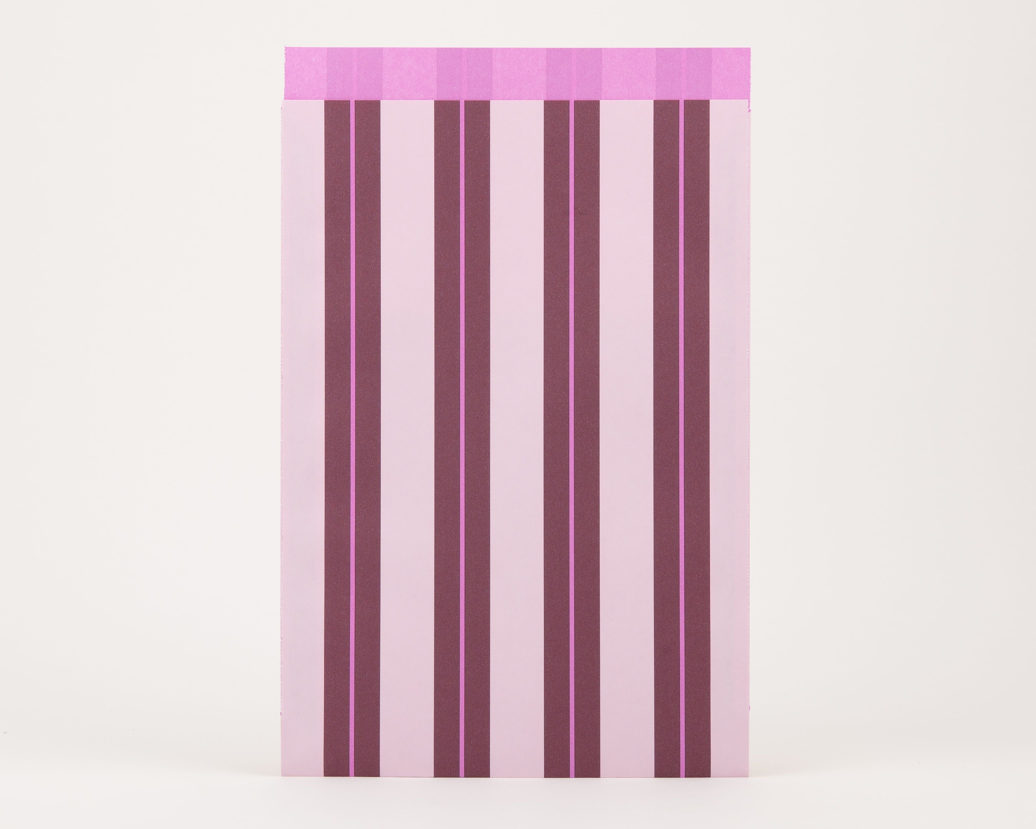 Papiertüten Flachbeutel mit vertikalen Streifen in Flieder und Aubergine. Die Innenseite ist unifarben in Flieder gestaltet