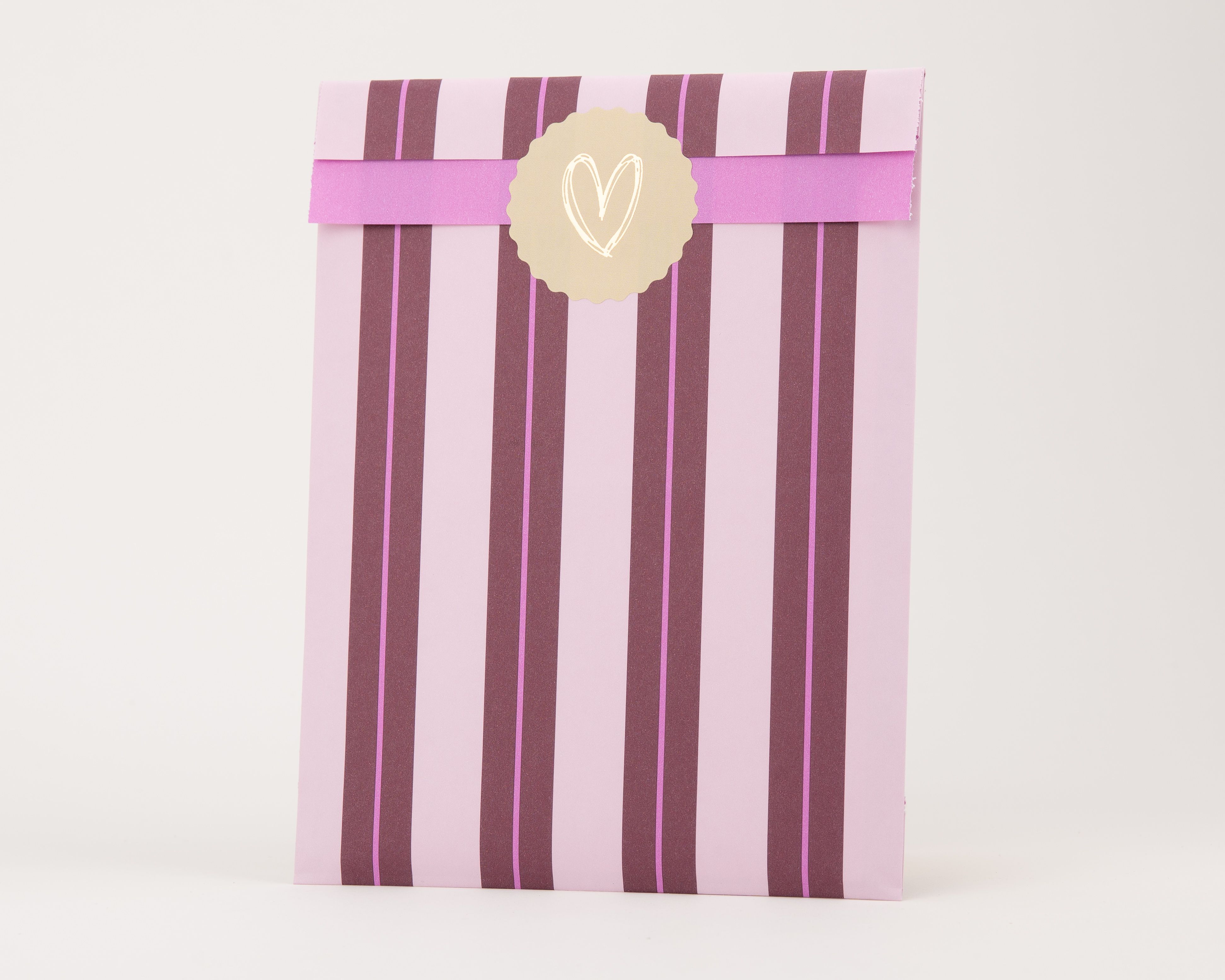 Papiertüten Flachbeutel mit einem Muster aus senkrechten Streifen in Flieder und Aubergine und einer Innenseite in hellem Lila