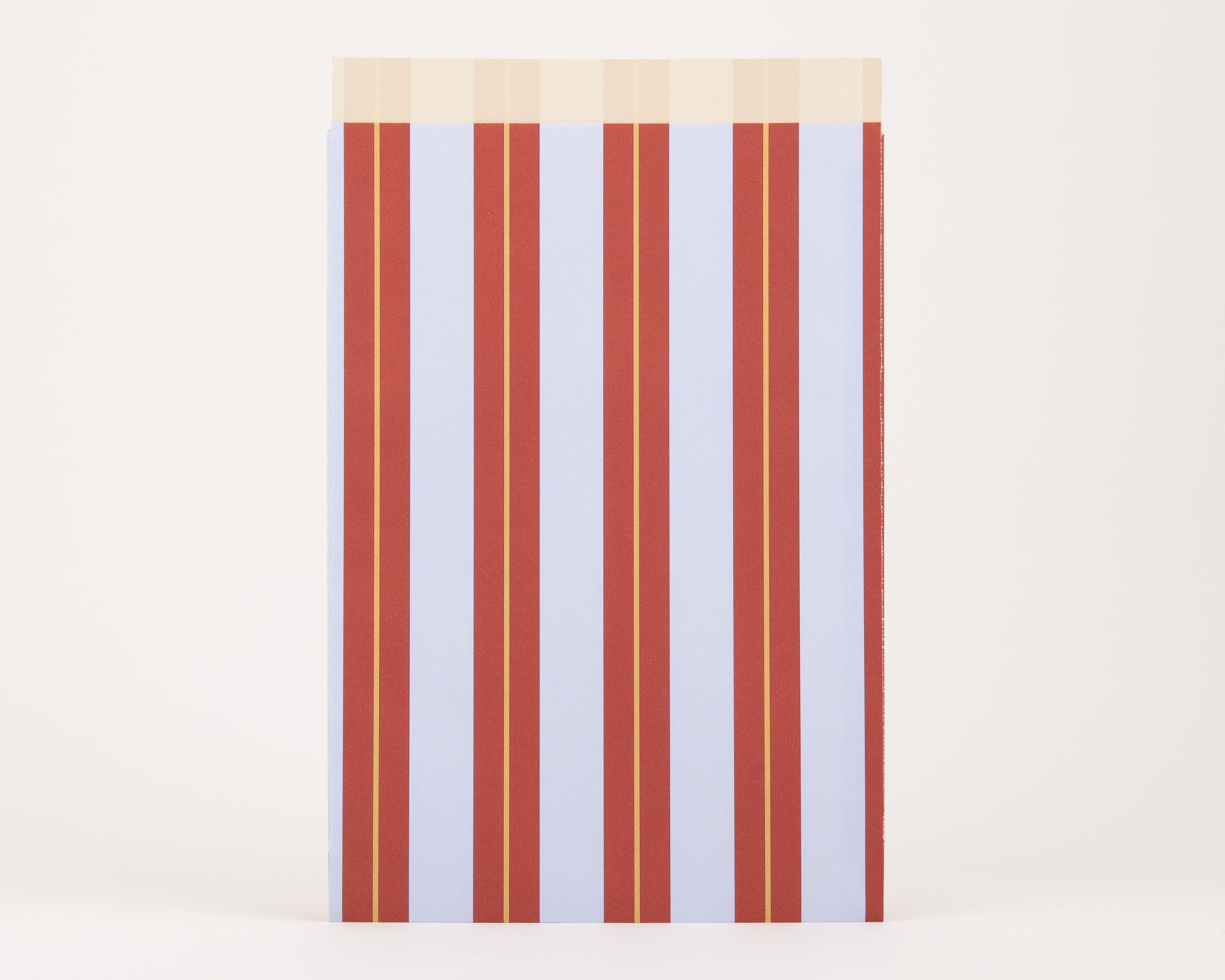 Papiertüten Flachbeutel mit einem Muster aus vertikalen Streifen in Hellblau, Dunkelrot und Gelb, die Innenseite ist Beige gestreift