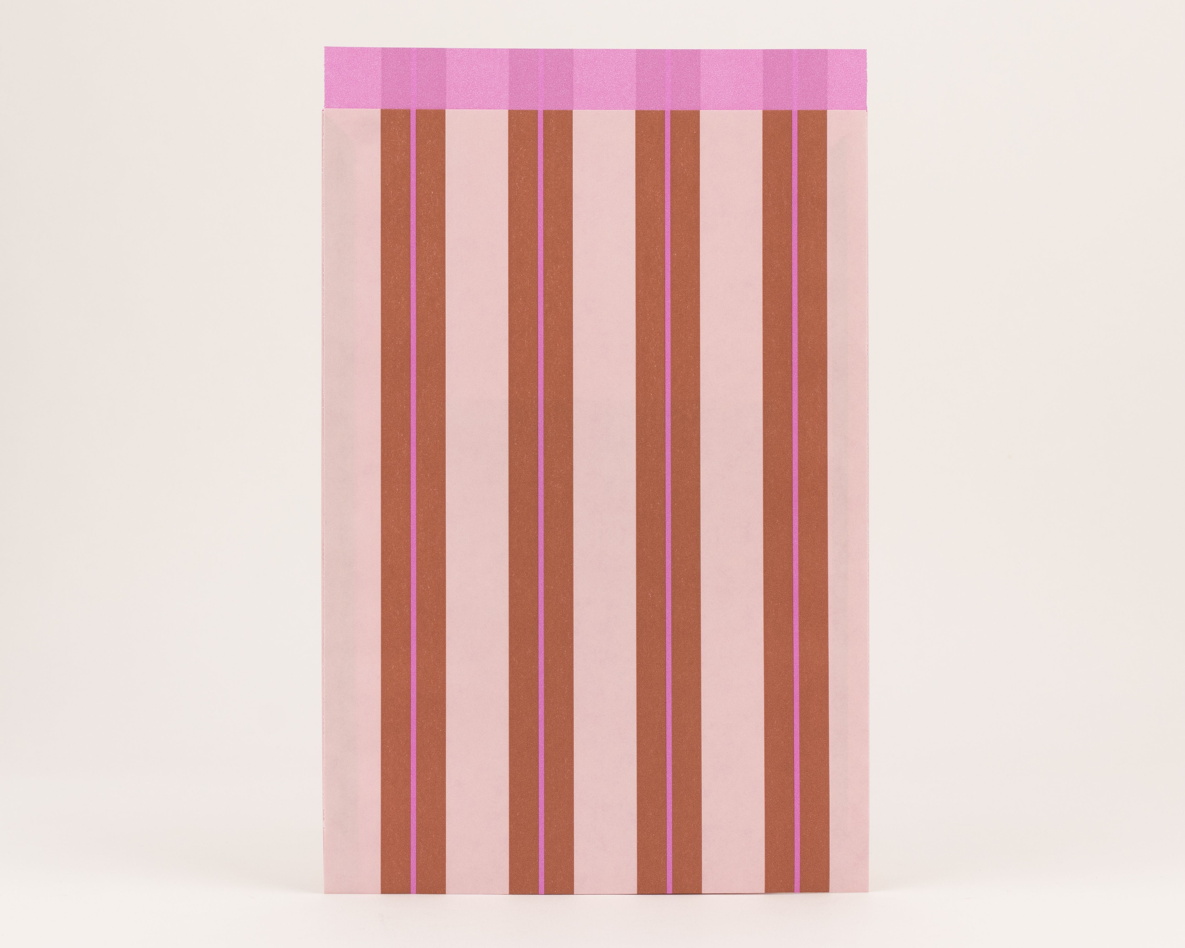 Flachbeutel mit hellrosa Hintergrund, braunen Längsstreifen und dünnen magentafarbenen Linien. Die Innenseite ist einfarbig pink gestaltet