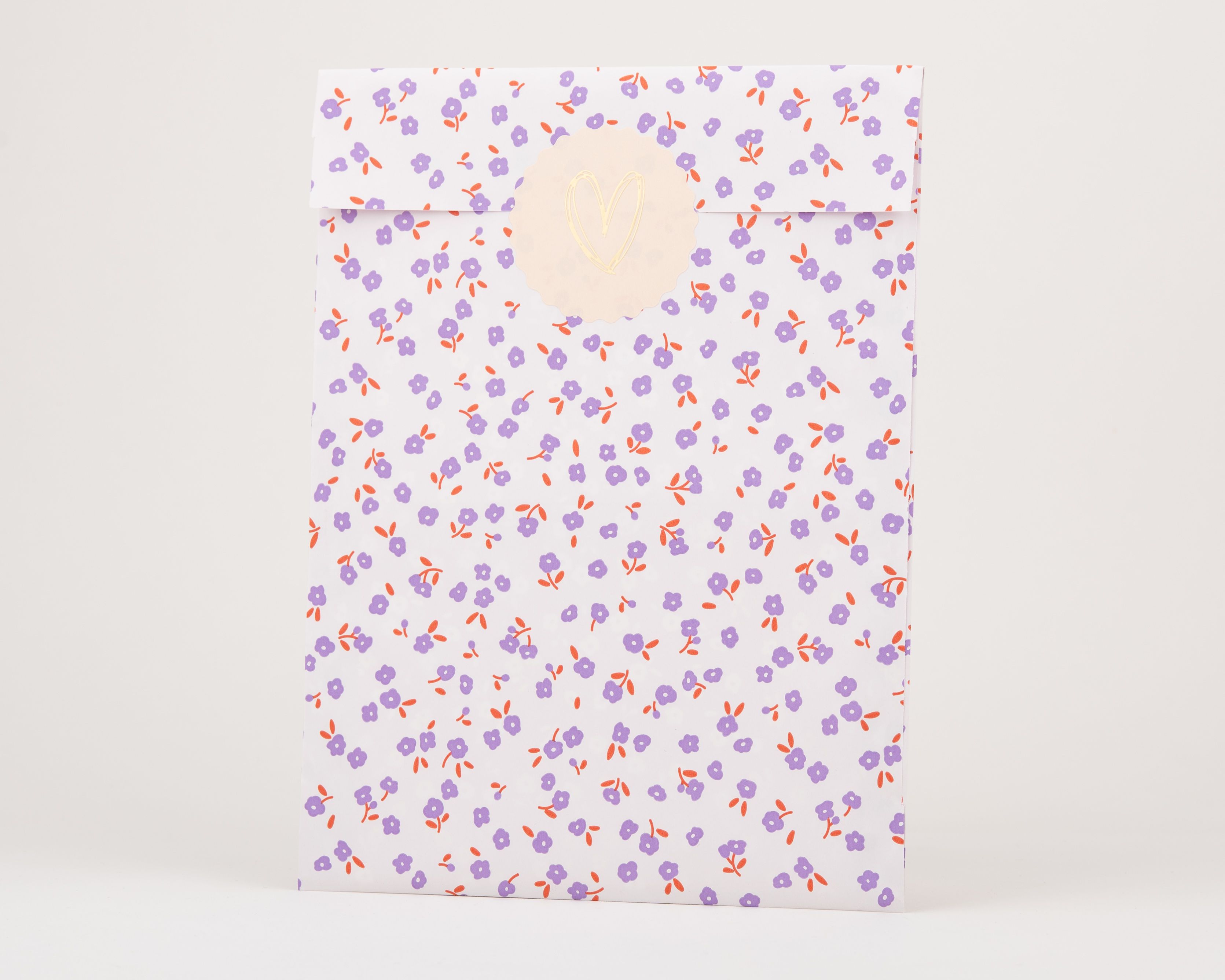 Papiertüten Flachbeutel mit einem Blumenmuster in Flieder und Rost. Die Innenseite der Tüten ist weiß