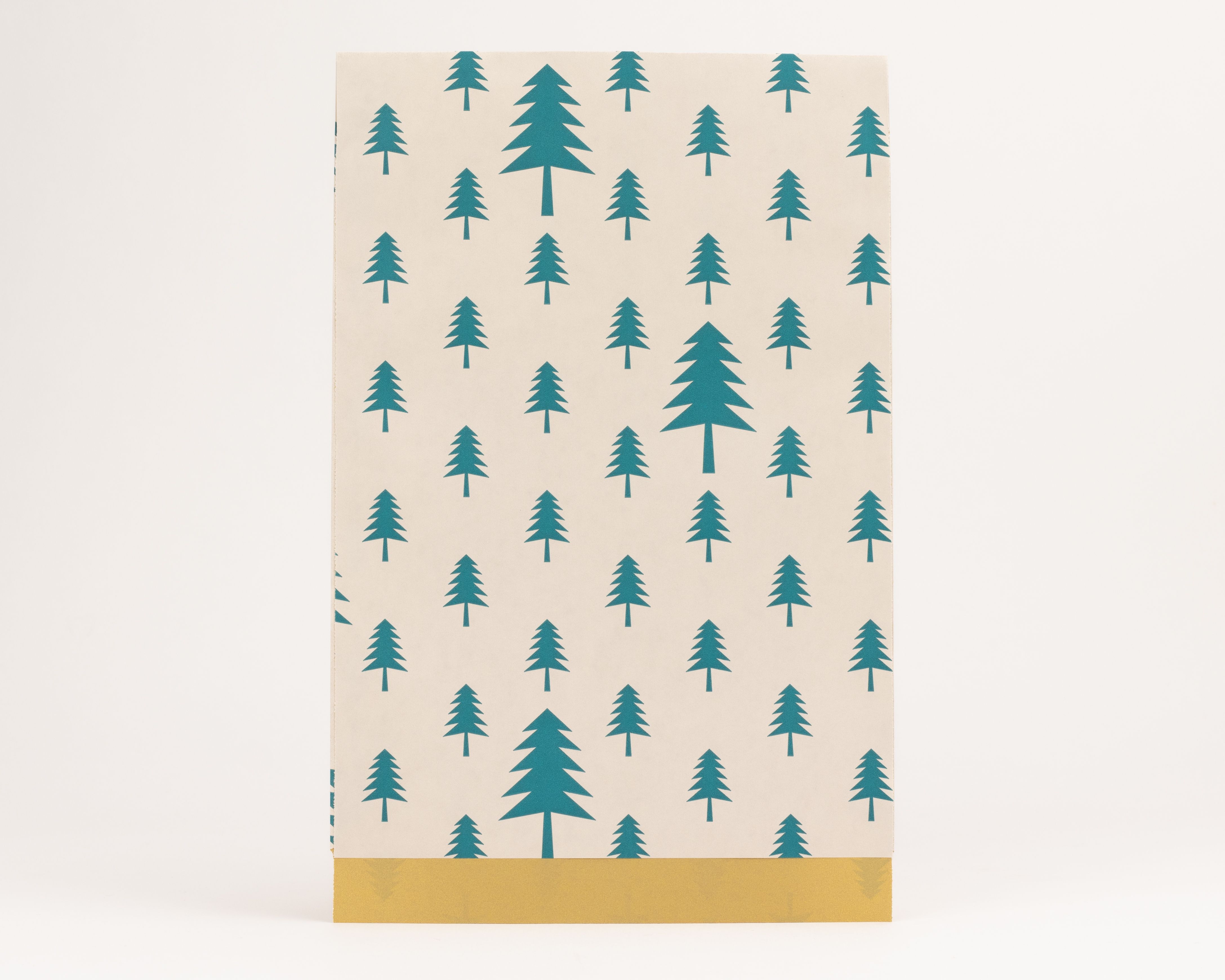 Flachbeutel mit beigem Hintergrund und einem Muster aus petrolfarbenen Tannenbäumen. Die Innenseite ist in einem schimmernden Goldton gehalten