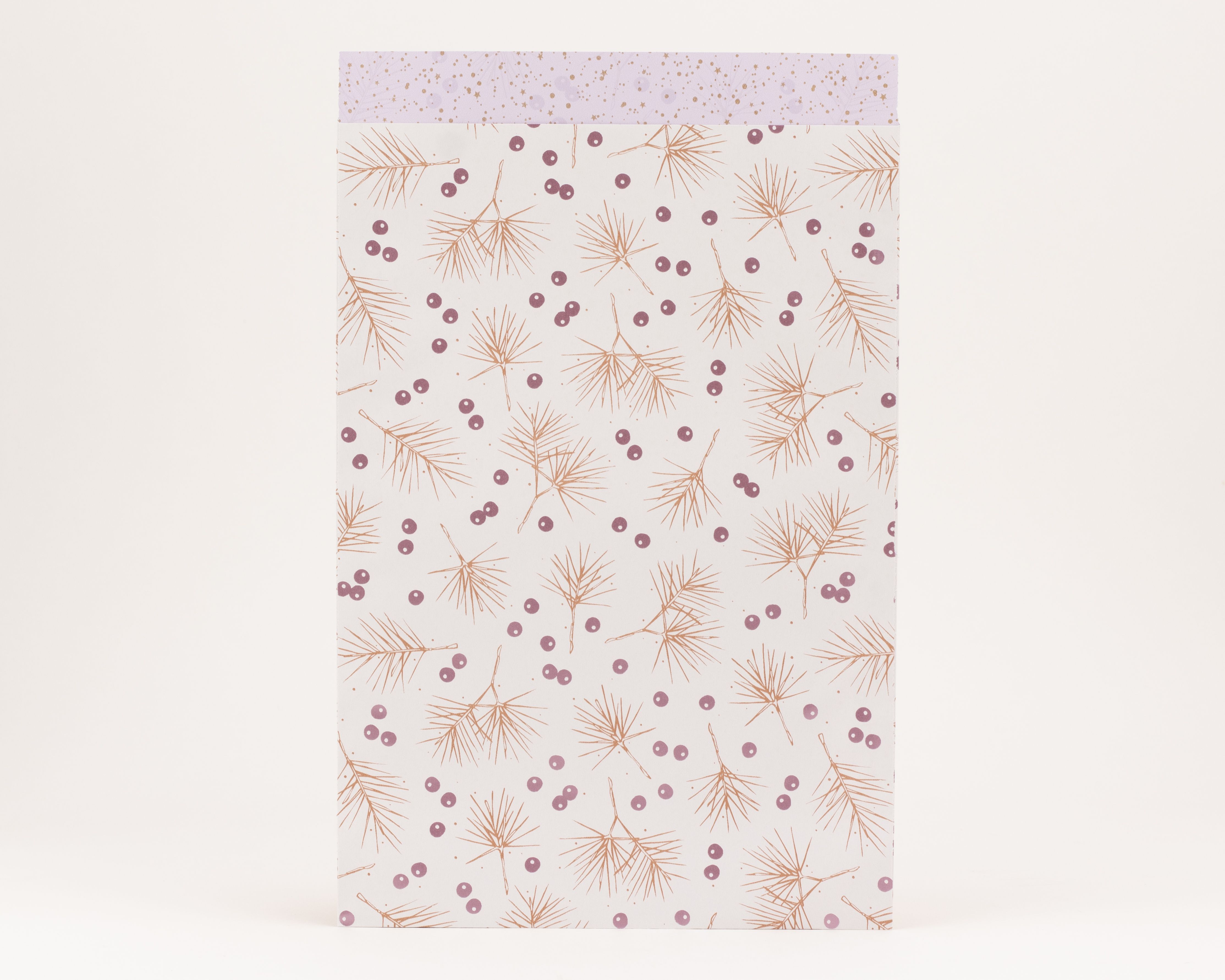 Flachbeutel mit cremeweißem Muster aus zimtfarbenen Tannenzweigen und glänzenden rosa Beeren. Innen ist rosa mit zimtfarbenen Punkten und Sternen.