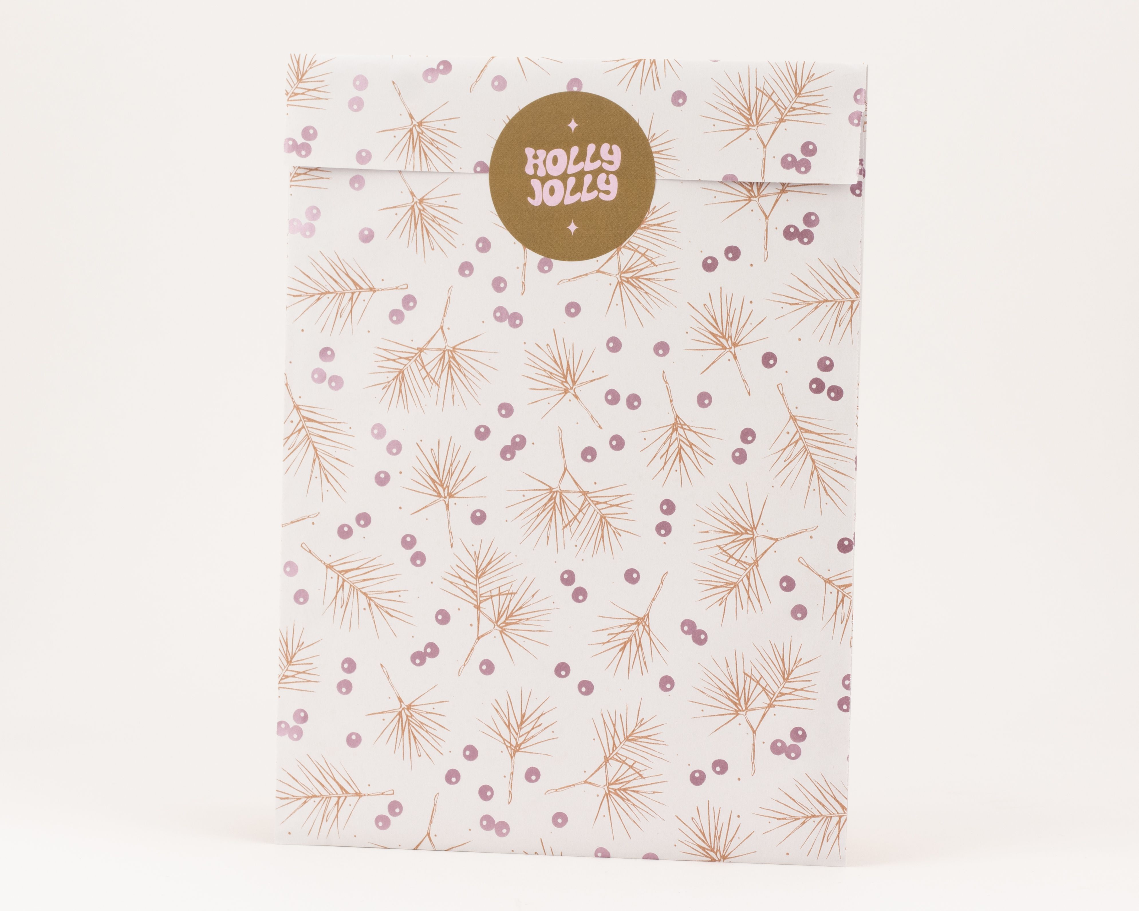 Flachbeutel mit zimtfarbenen Tannen und rosa Beeren, die metallisch glänzen. Das Papier ist außen und innen cremeweiß