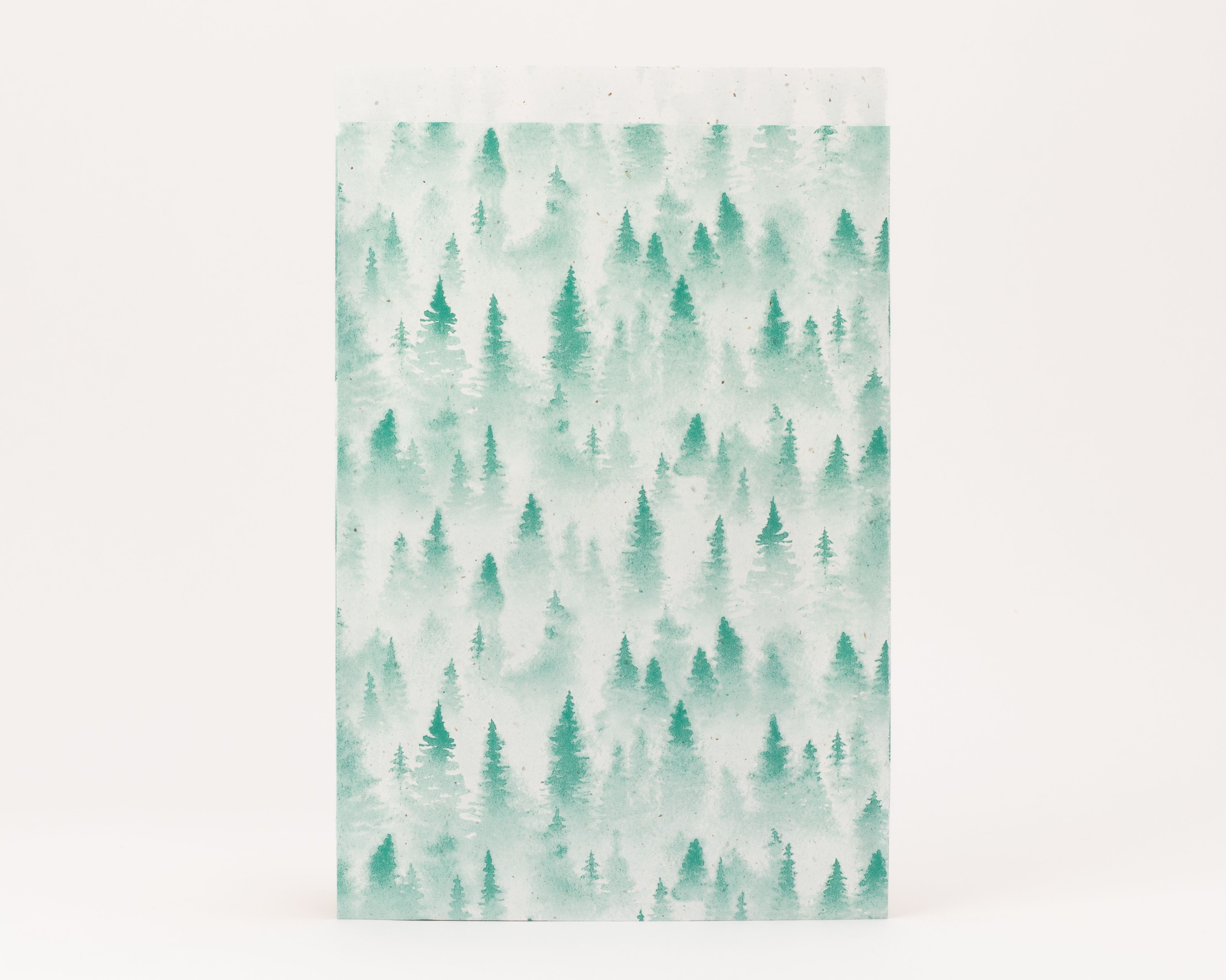 Flachbeutel zeigen ein grünes Tannenwaldmuster auf der Außenseite und eine helle, ungemusterte Innenseite