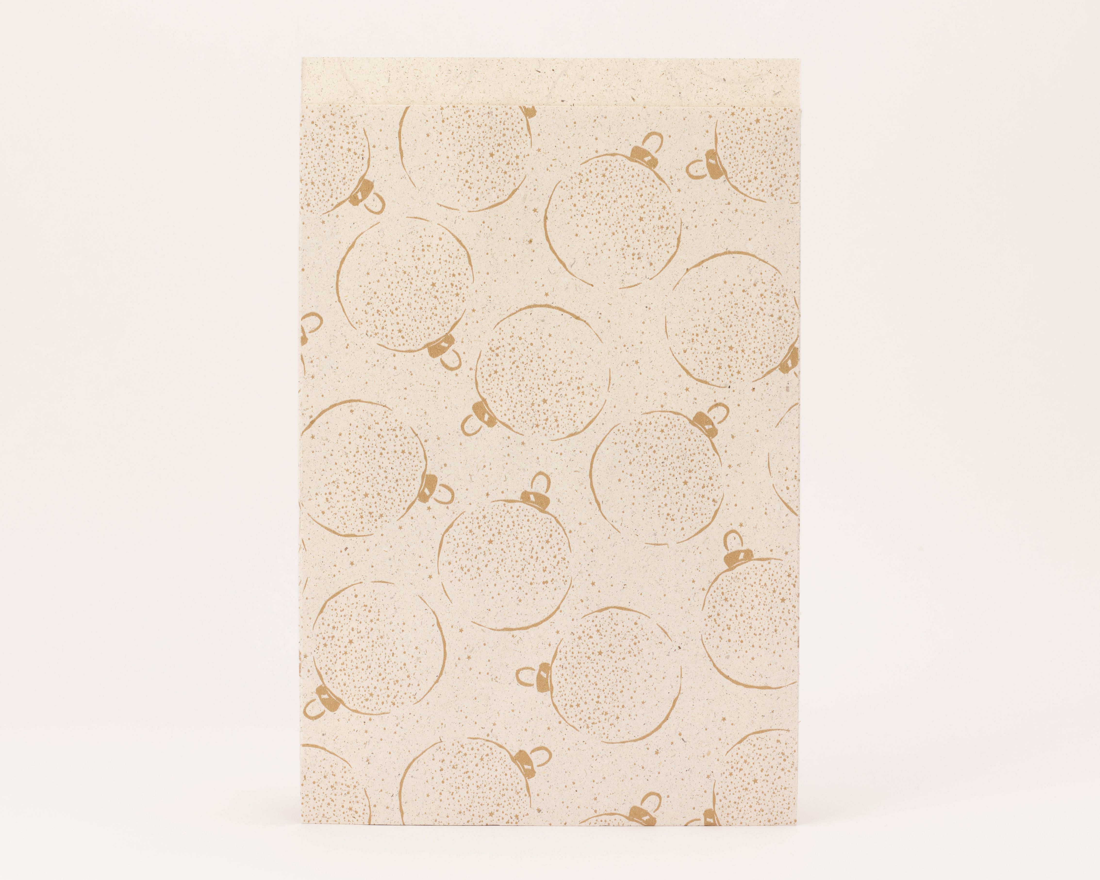 Flachbeutel aus Kraftpapier mit einem durchgehenden Muster aus goldfarbenen Weihnachtskugeln und feinen Sternen Die Innenseite ist ebenfalls Kraft
