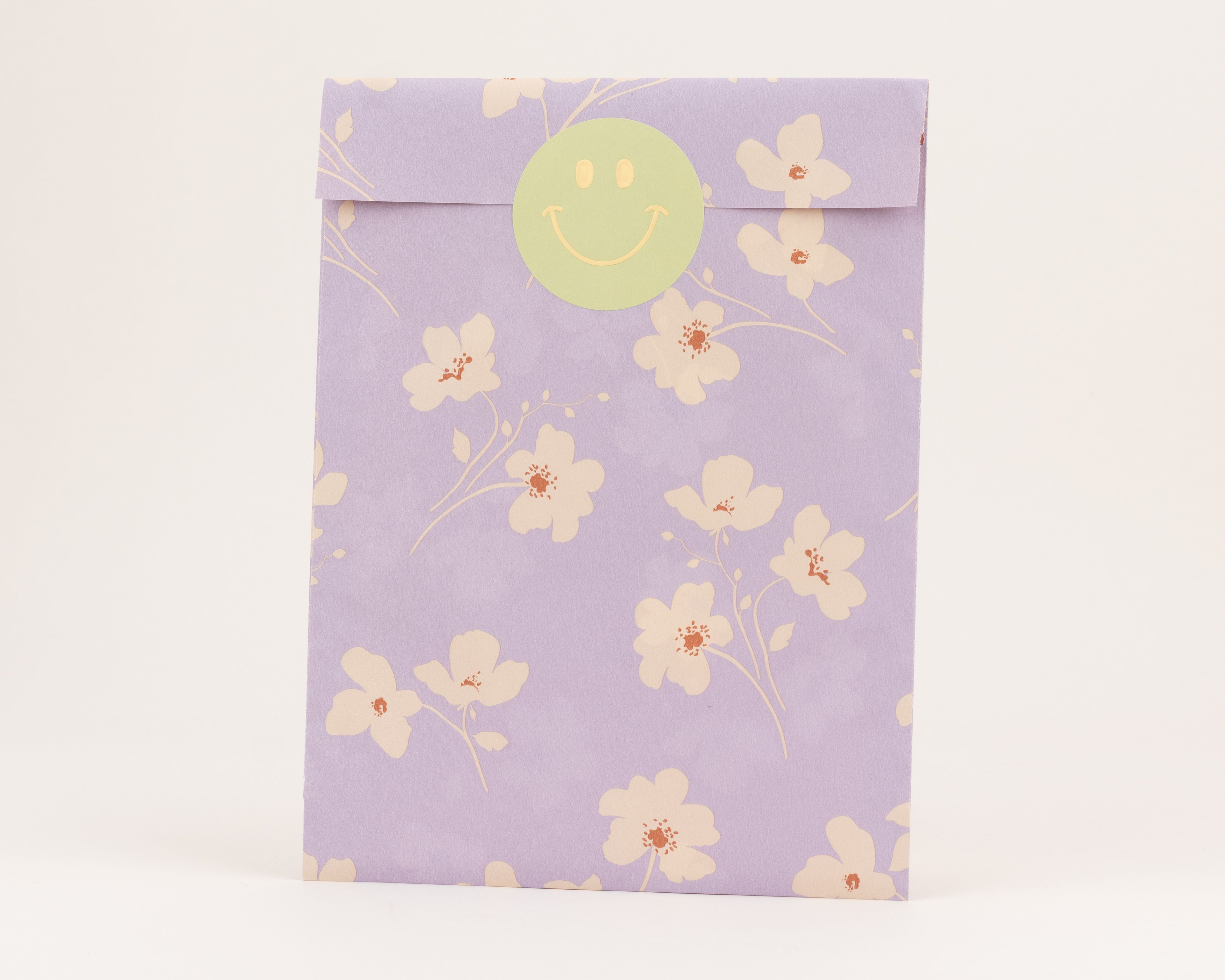 Flachbeutel mit Wiesenblüten-Muster in Flieder, die Blüten sind beige und die Blütenmitten in Rost gehalten