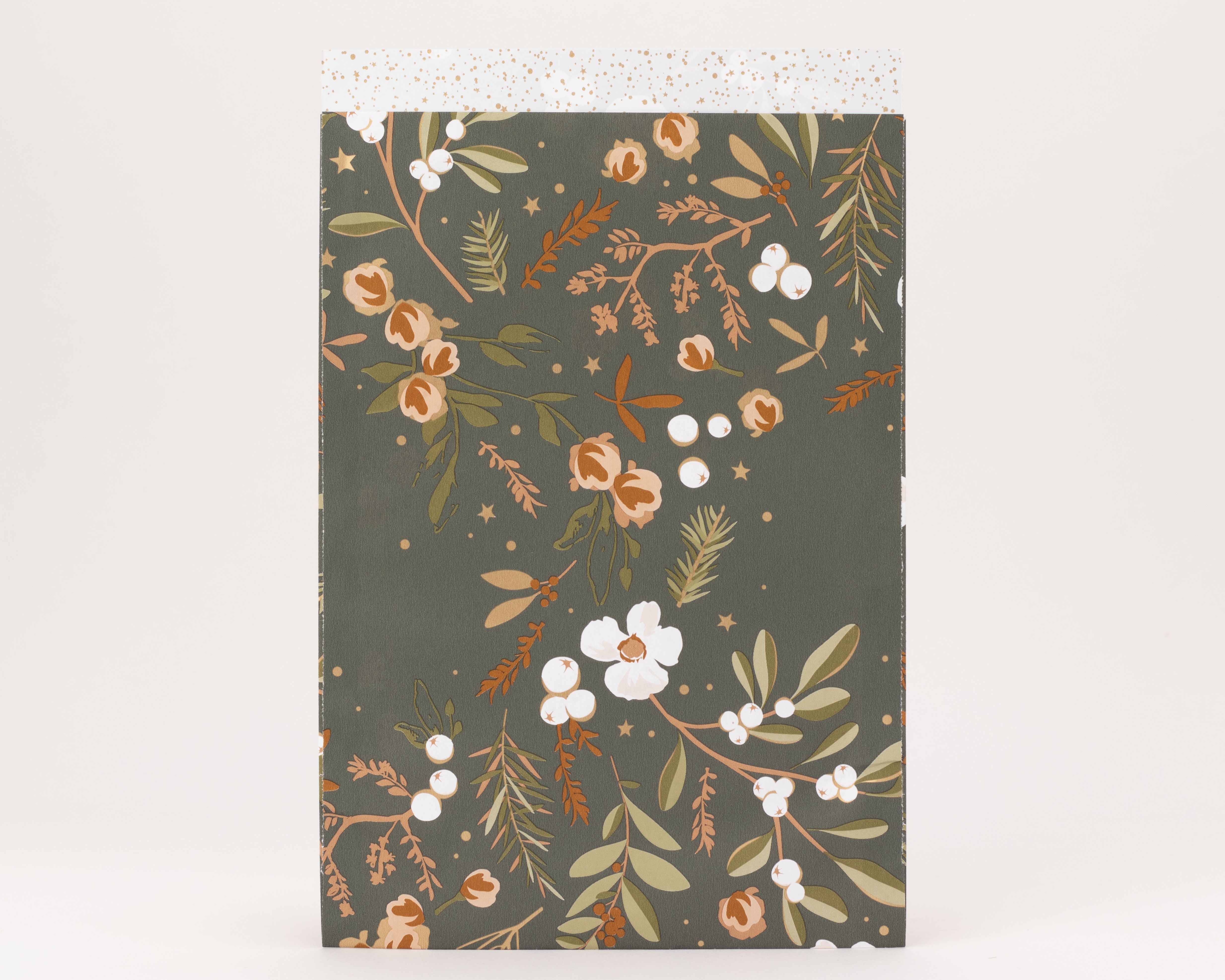 Flachbeutel mit dunkelgrünem Wintermotiv, beigen Blüten, weißen Beeren. Weiße Innenseite hat Goldeffekt