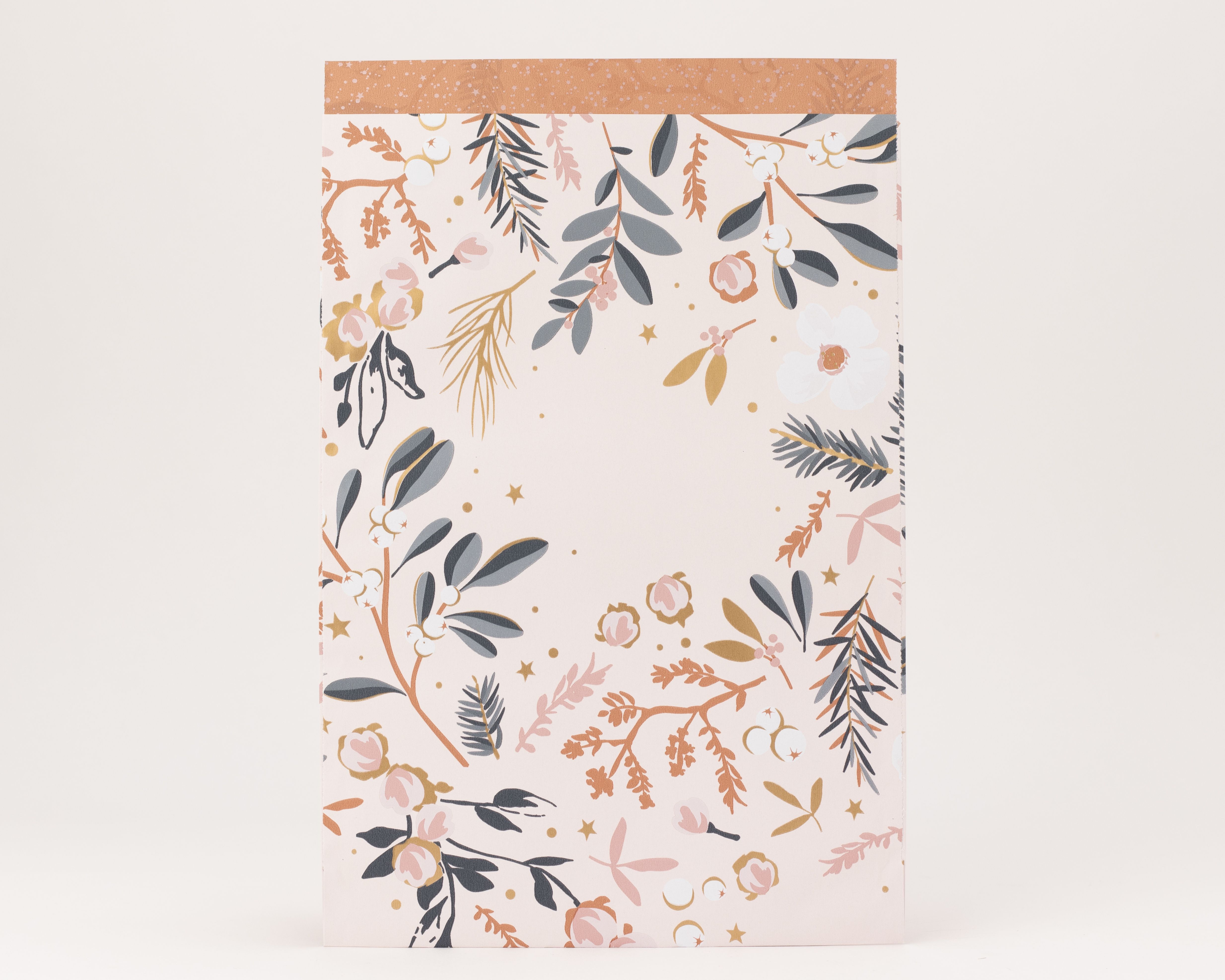 Flachbeutel rosa mit Wintergarten-Blumenmuster in Grau, Rosa und Gold. Kupferfarbene Innenseite zeigt Goldeffekt mit Sprenkeln