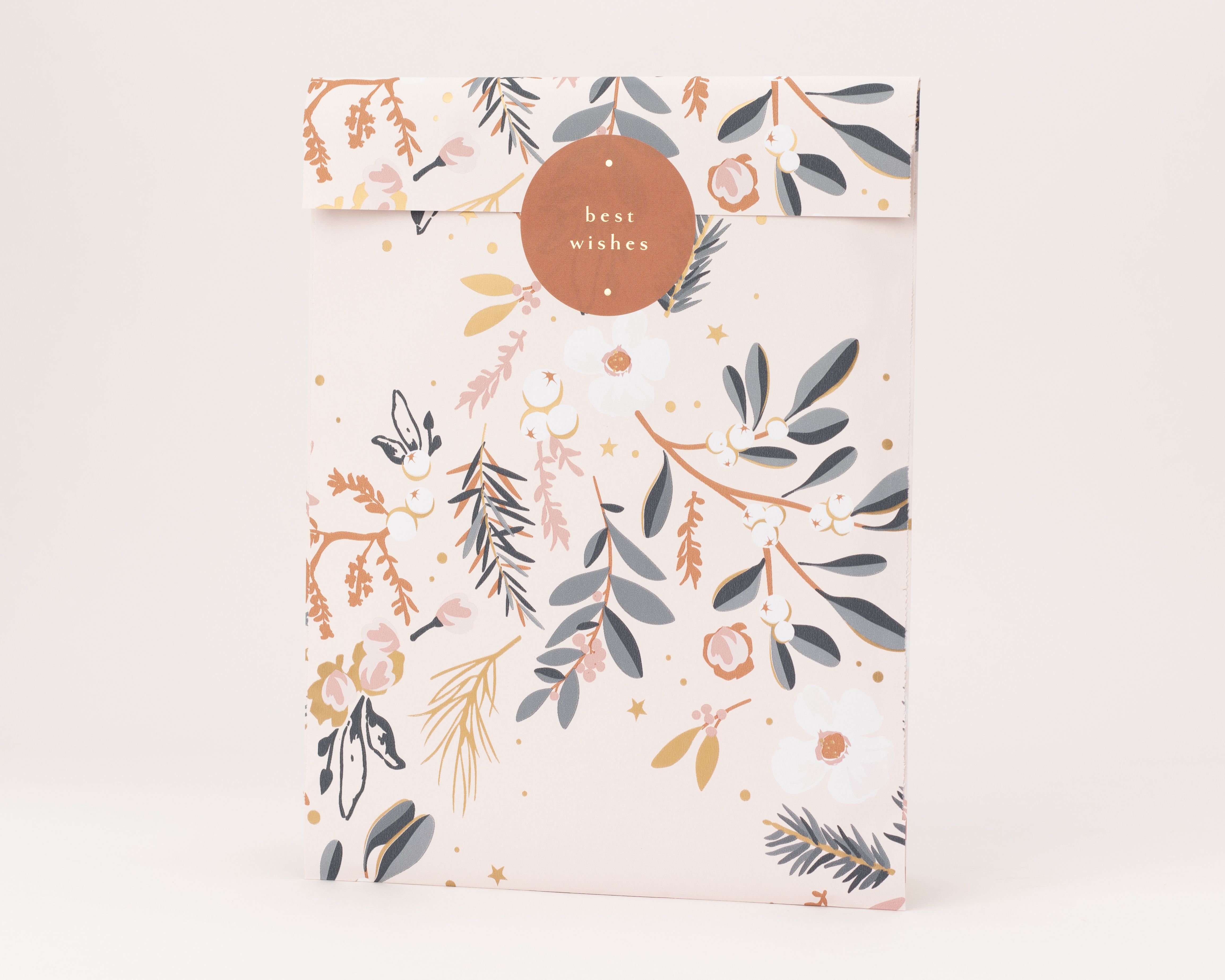 Flachbeutel in zartem Rosé mit einem winterlichen Blumenmuster aus Blüten, Beeren und Blättern in Grau, Braun und Rosa, veredelt mit Goldeffekten