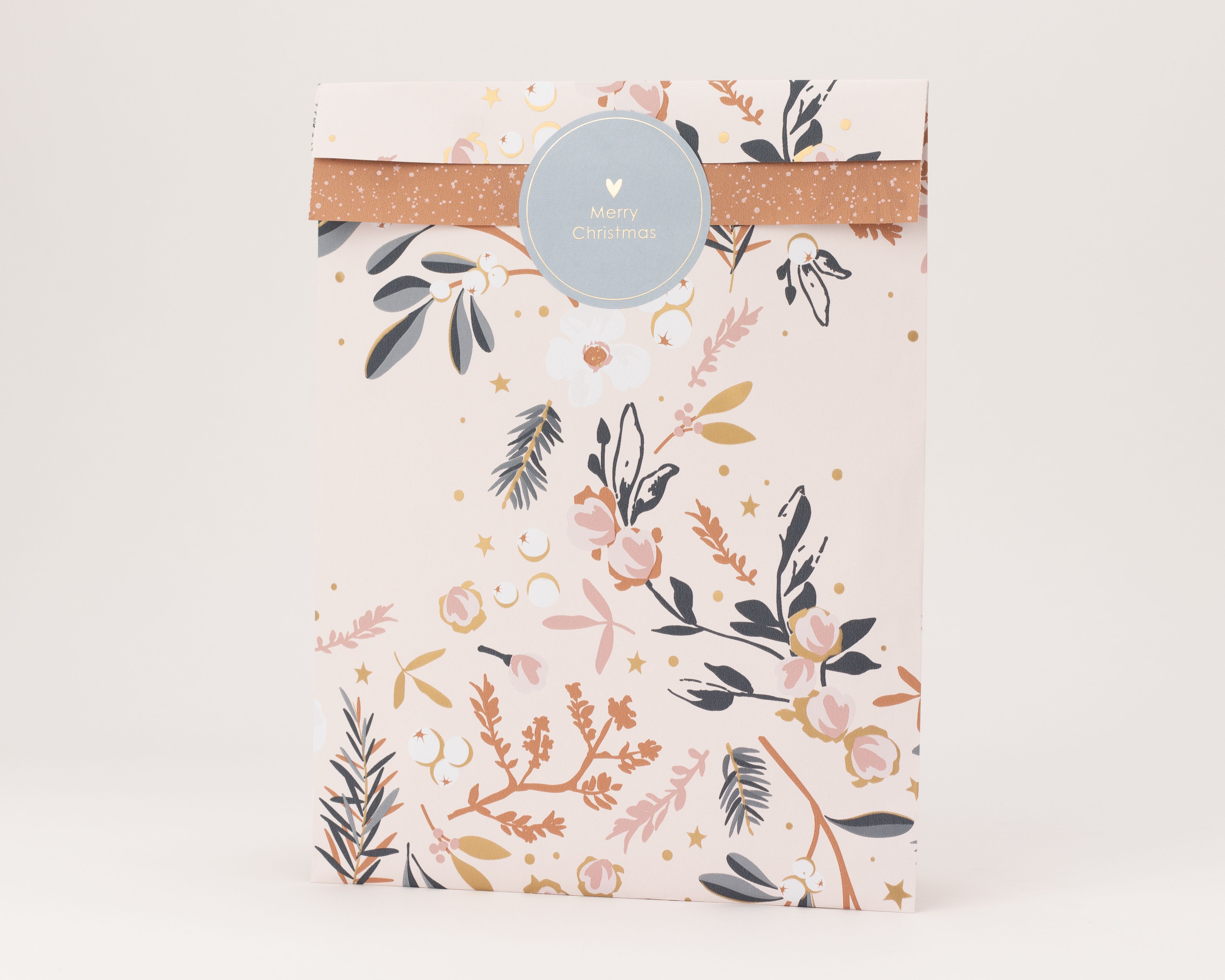 Flachbeutel in Rosa mit floralem Wintergarten-Muster in Grau, Weiß, Gold und Braun. Die Innenseite ist braun mit hellen Sternen