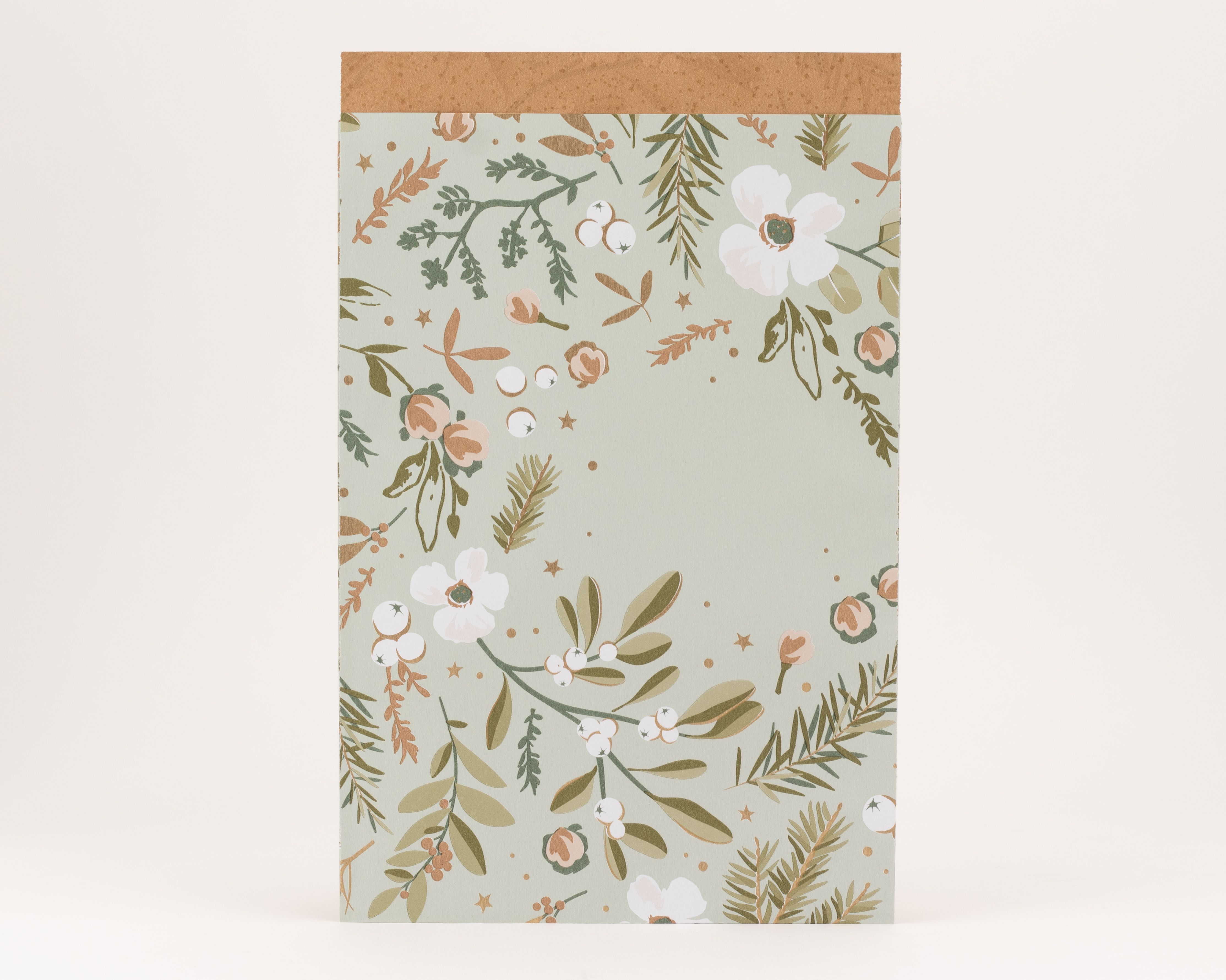 Flachbeutel in Salbeigrün mit botanischem Muster aus weißen Blüten, grünen Blättern und Beeren mit Goldeffekt sowie einer Innenseite aus braunem Kraftpapier