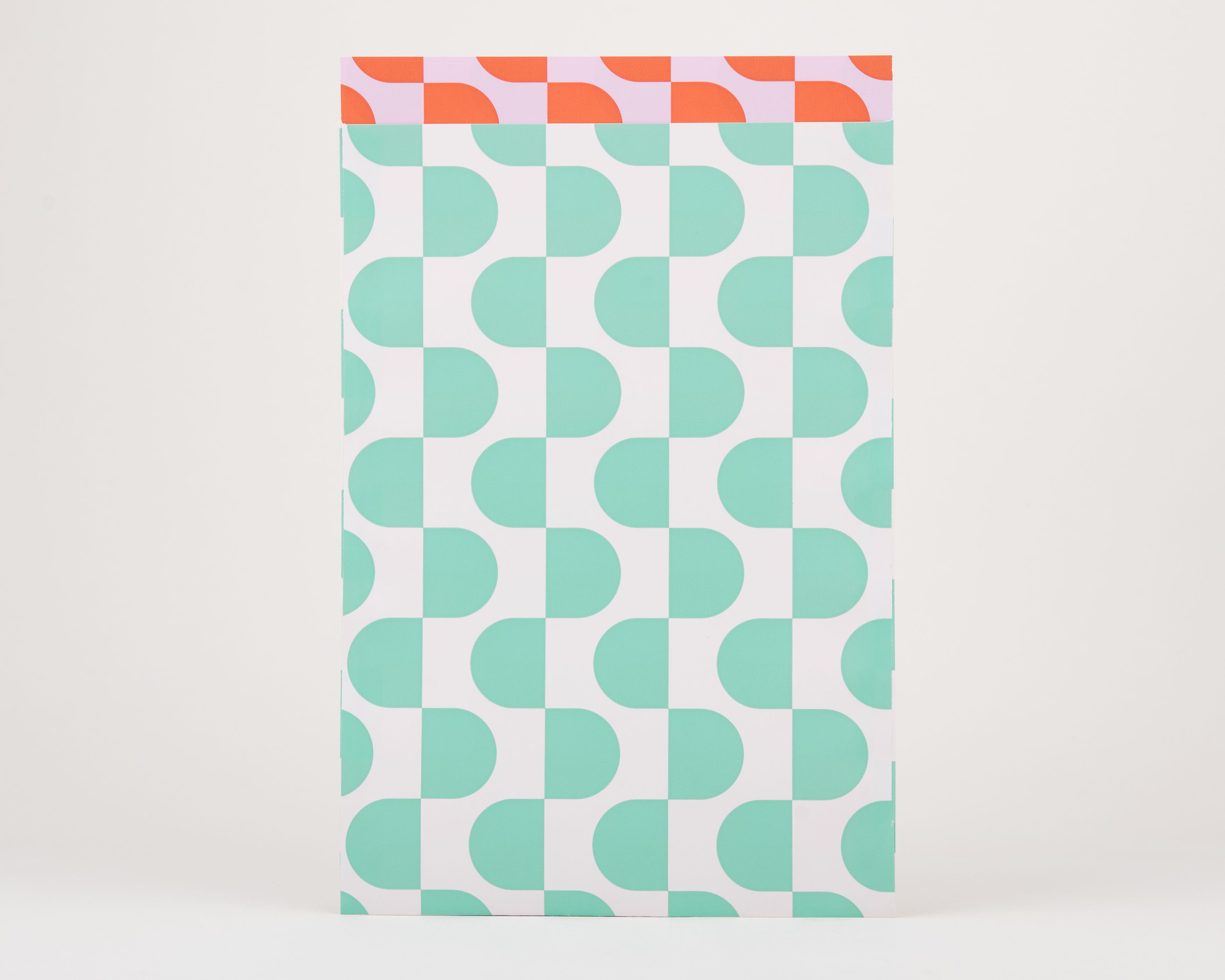 Papiertüten Flachbeutel mit einem grünen und weißen Retro-Wellenmuster. Die Innenseite ist mit einem rosa und orangeroten Wellenmuster versehen