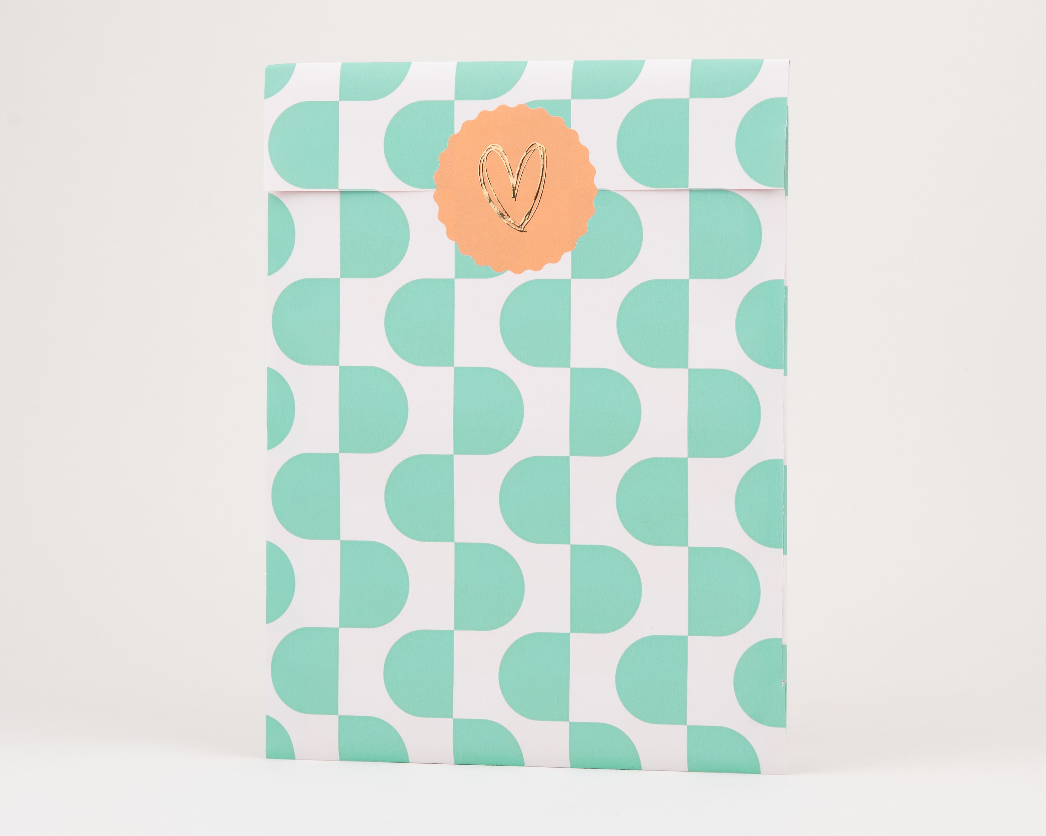 Papiertüten Flachbeutel mit Retro-Waves-Muster in Grün und Weiß, Innenseite Weiß. Sie zeigen einen runden, rosa-orangeroten Aufkleber.