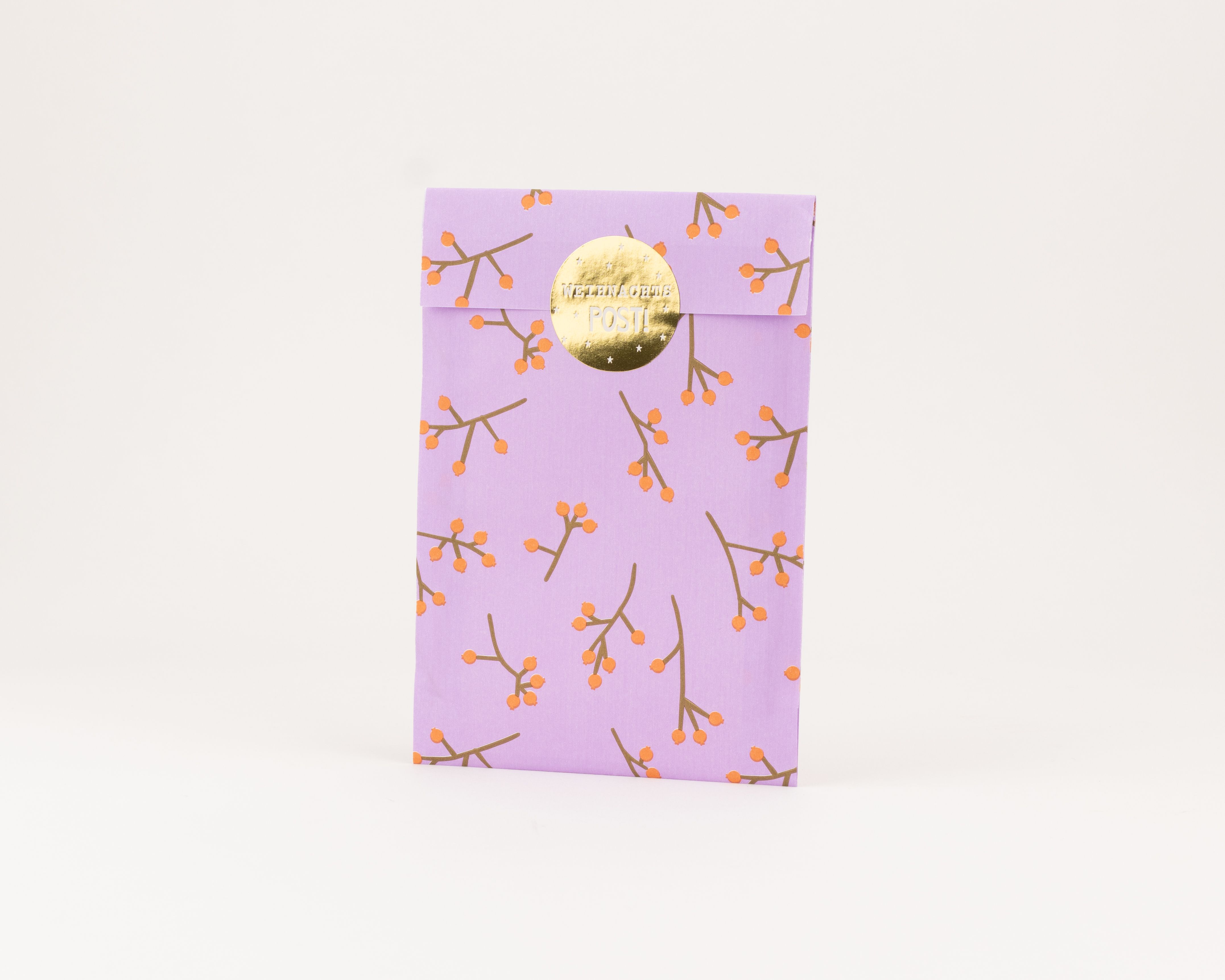 Flachbeutel mit einem Muster aus braunen Zweigen und kaki-orangefarbenen Beeren auf fliederfarbenem Hintergrund, die Innenseite ist weiß