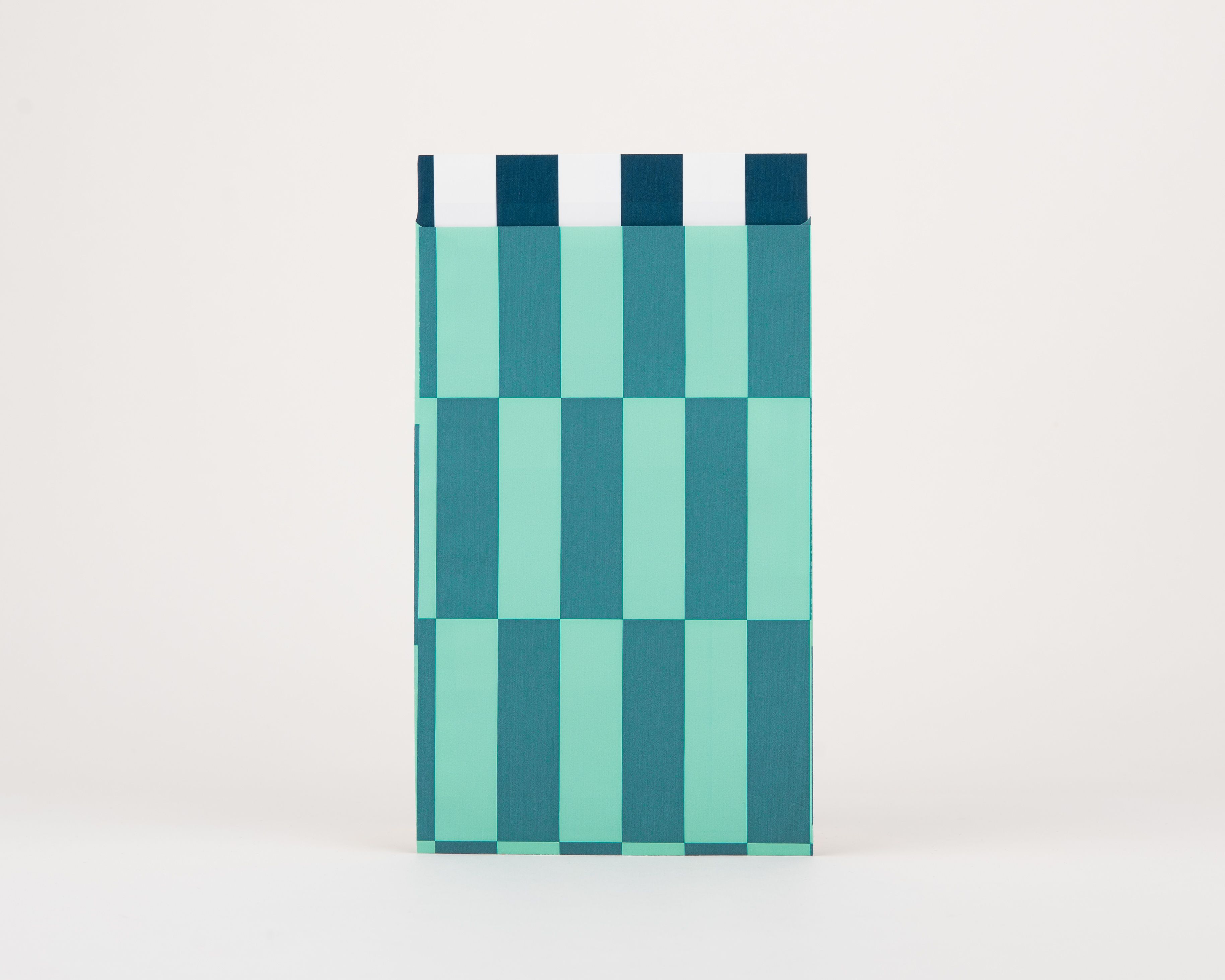 Papiertüten Flachbeutel mit einem markanten Streifenmuster in Blau und Grün, die Innenseite zeigt weiße und blaue Horizontalstreifen