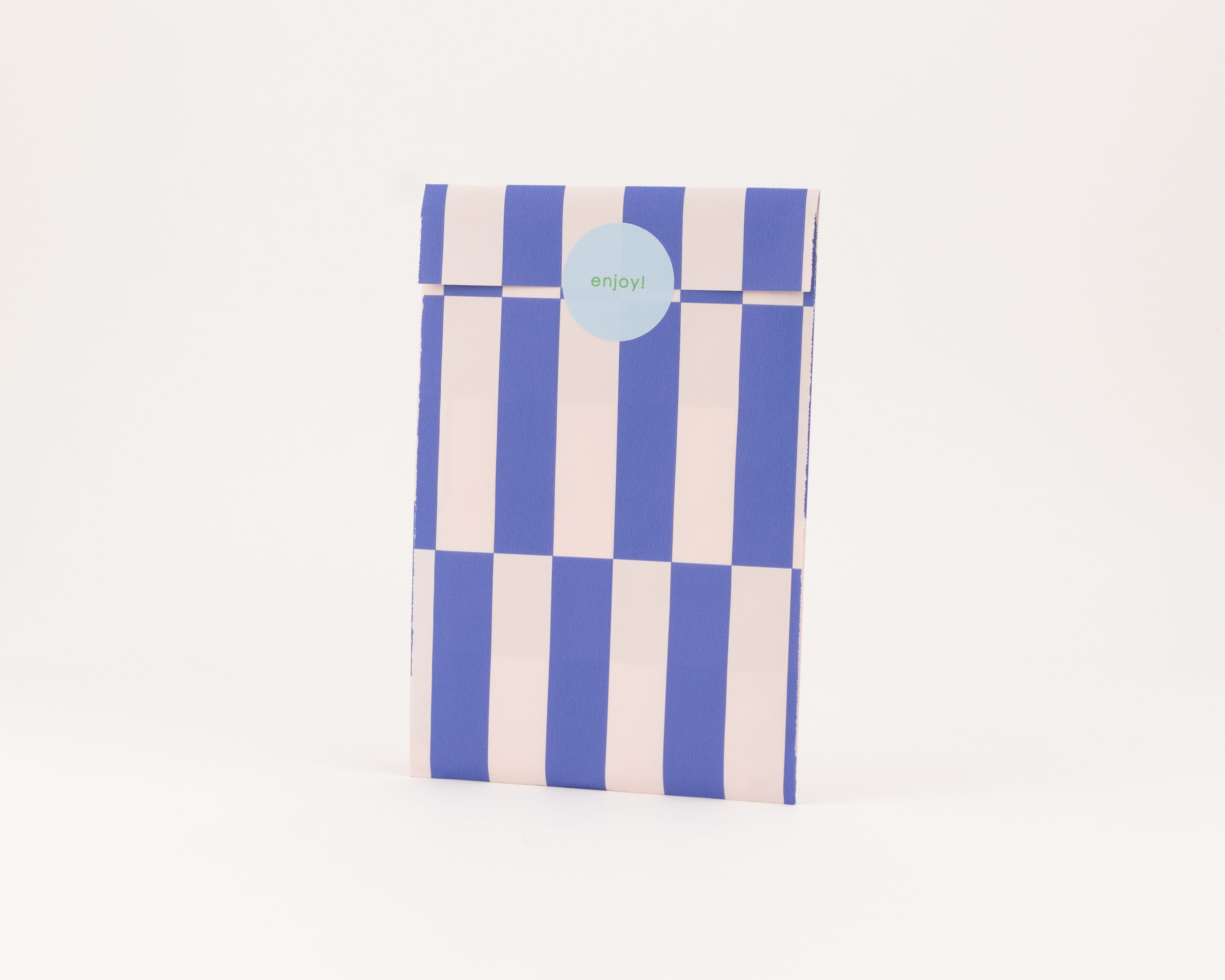 Flachbeutel mit vertikalen Streifen in Blau und Elfenbein, die Innenseite zeigt ein weißes und ockerfarbenes Blockmuster