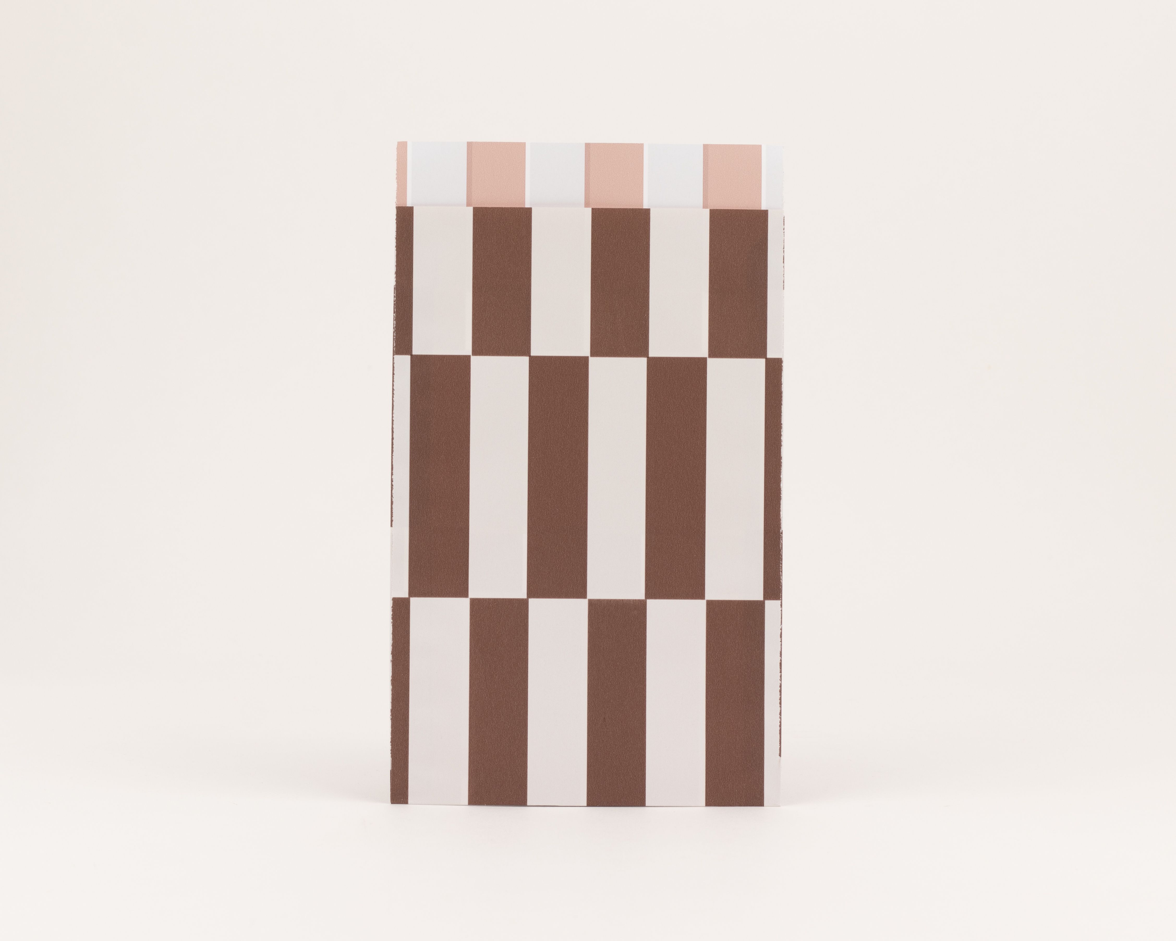 Flachbeutel mit auffälligem Streifenmuster in Braun und Weiß. Die Innenseite zeigt Streifen in Weiß und Rosa